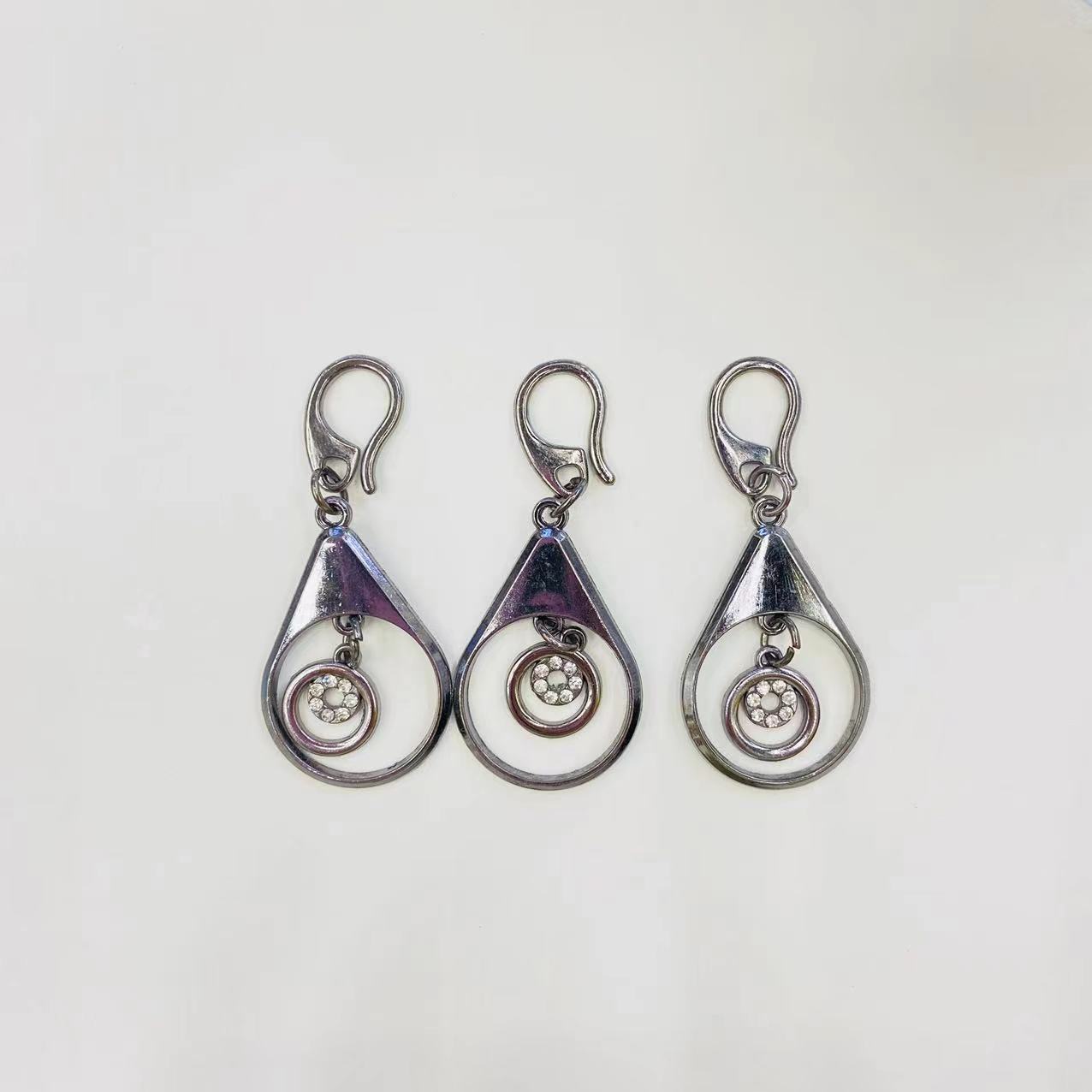 Factory direct sales of fashionable alloy accessories, clothing accessories, clothes and trousers, pendants, gun colors, diamond jewelry, detachable luggage accessories, and customizable hardware accessories pic 1