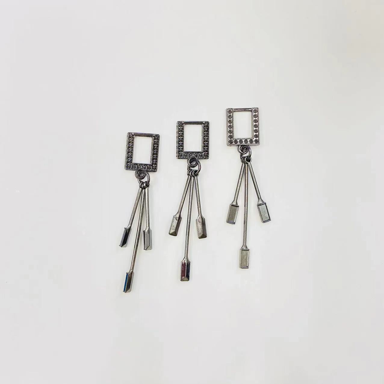Factory direct sales of simple and fashionable alloy accessories, clothing accessories, gun-colored clothes, pants, pendants, bags and accessories. Customized hardware accessories are available
