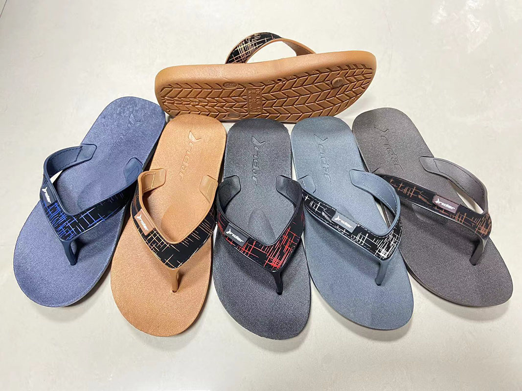 Custom-made factory for new summer PVC flip-flops, men's flip-flops and casual beach shoes for foreign trade