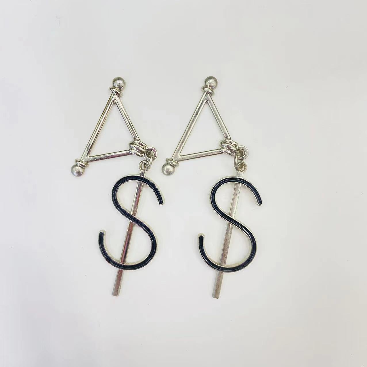 Factory direct sales of fashionable alloy accessories, clothes and pants pendants, silver letter pendants, luggage accessories, clothing accessories, decorative buckles, and customizable hardware labels