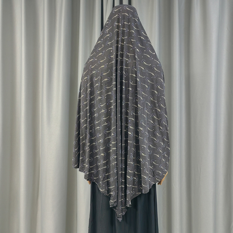 A new, fashionable and popular women's large-sized Muslim headscarf with ethnic style from the Middle East, Europe and America. This printed and floral headscarf exudes an elegant and everyday charm details Picture