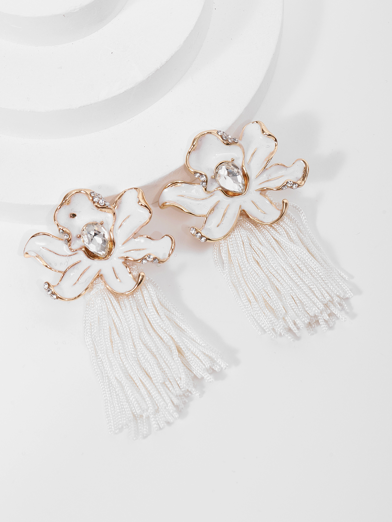 New European and American earrings, exaggerated long oil-dripping floral tassel earrings, women's unique and creative Bohemian earrings Application Scenario