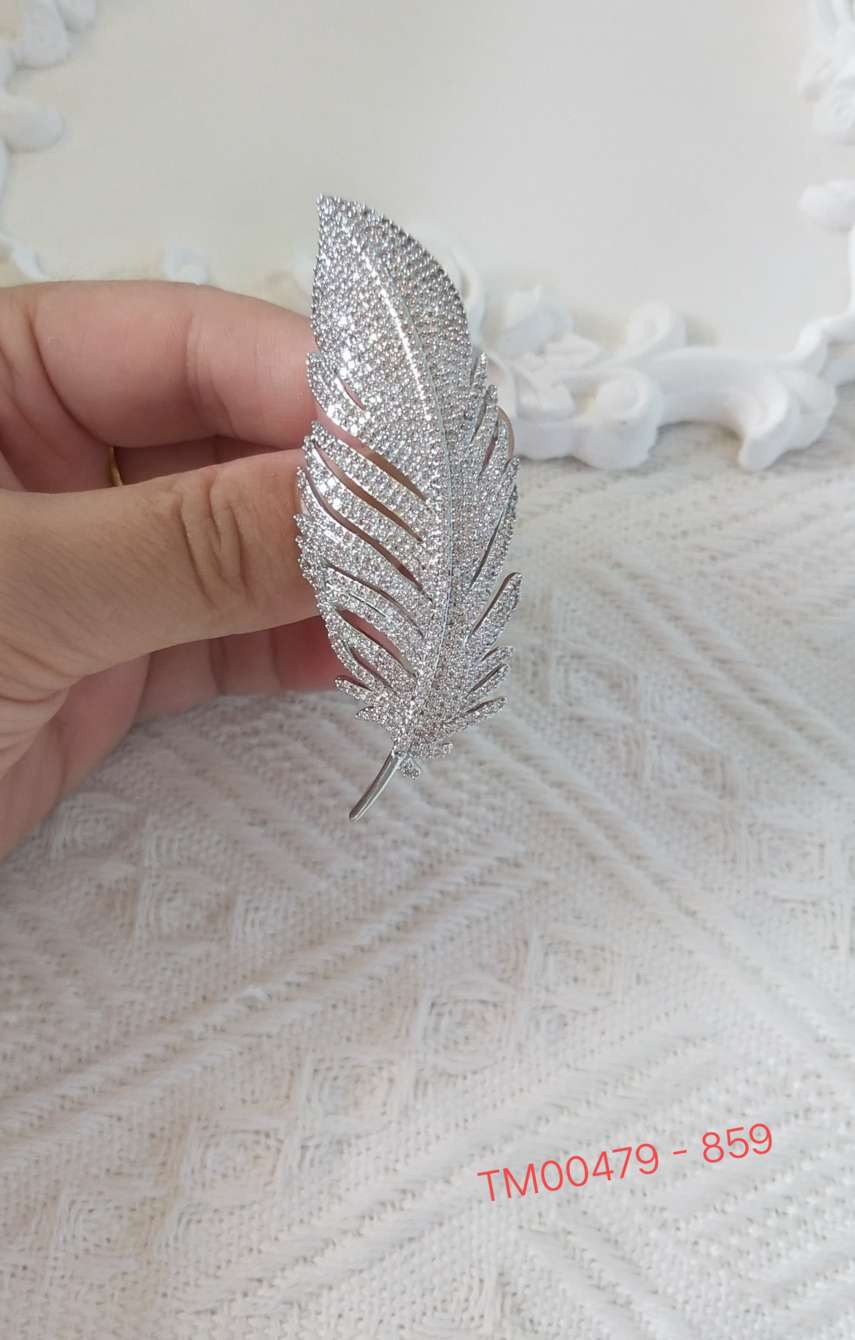 金典羽毛锆石胸针