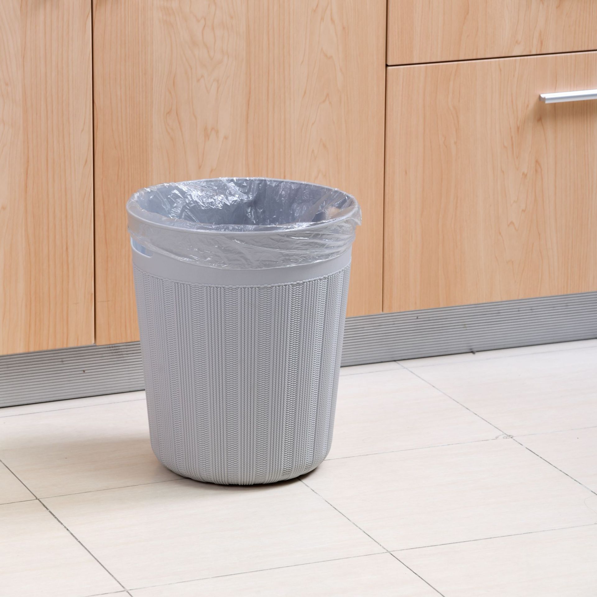 Garbage Sorting Kitchen Trash Can Round Plastic Sweater Pattern Hand Held Trash Bucket Paper Scraps Storage Bucket Application Scenario