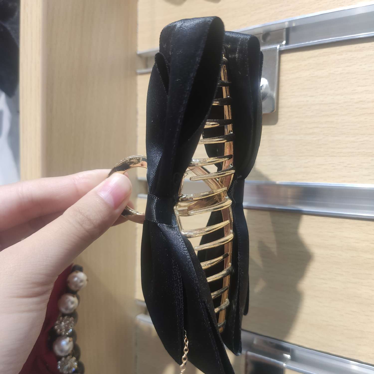 Real Double Silk Bow Pearl Pendant Metal Claw Clip Grab Clip Shark Clip Application Scenario