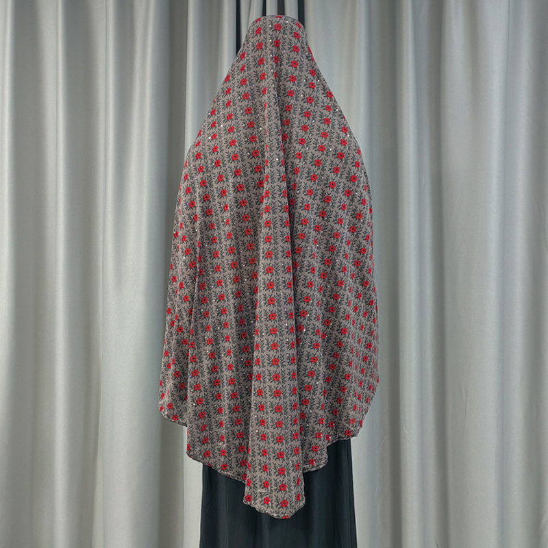 New fashionable and best-selling women's large-sized printed floral headscarves from the Middle East, Europe and America, daily ethnic style Muslim headscarves Application Scenario