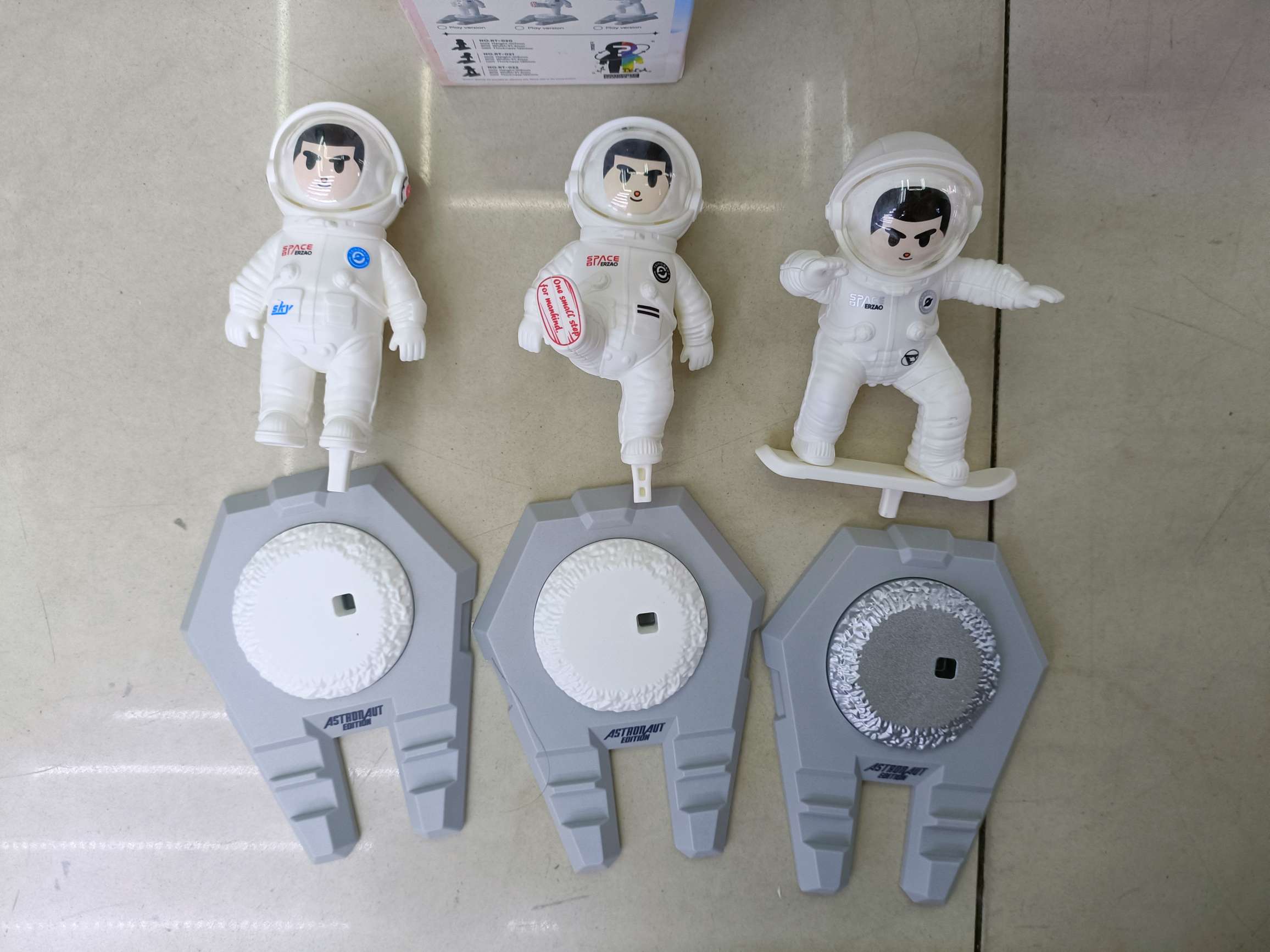 Standing astronaut stand/Stepping astronaut stand/Skateboarding astronaut stand Item Picture
