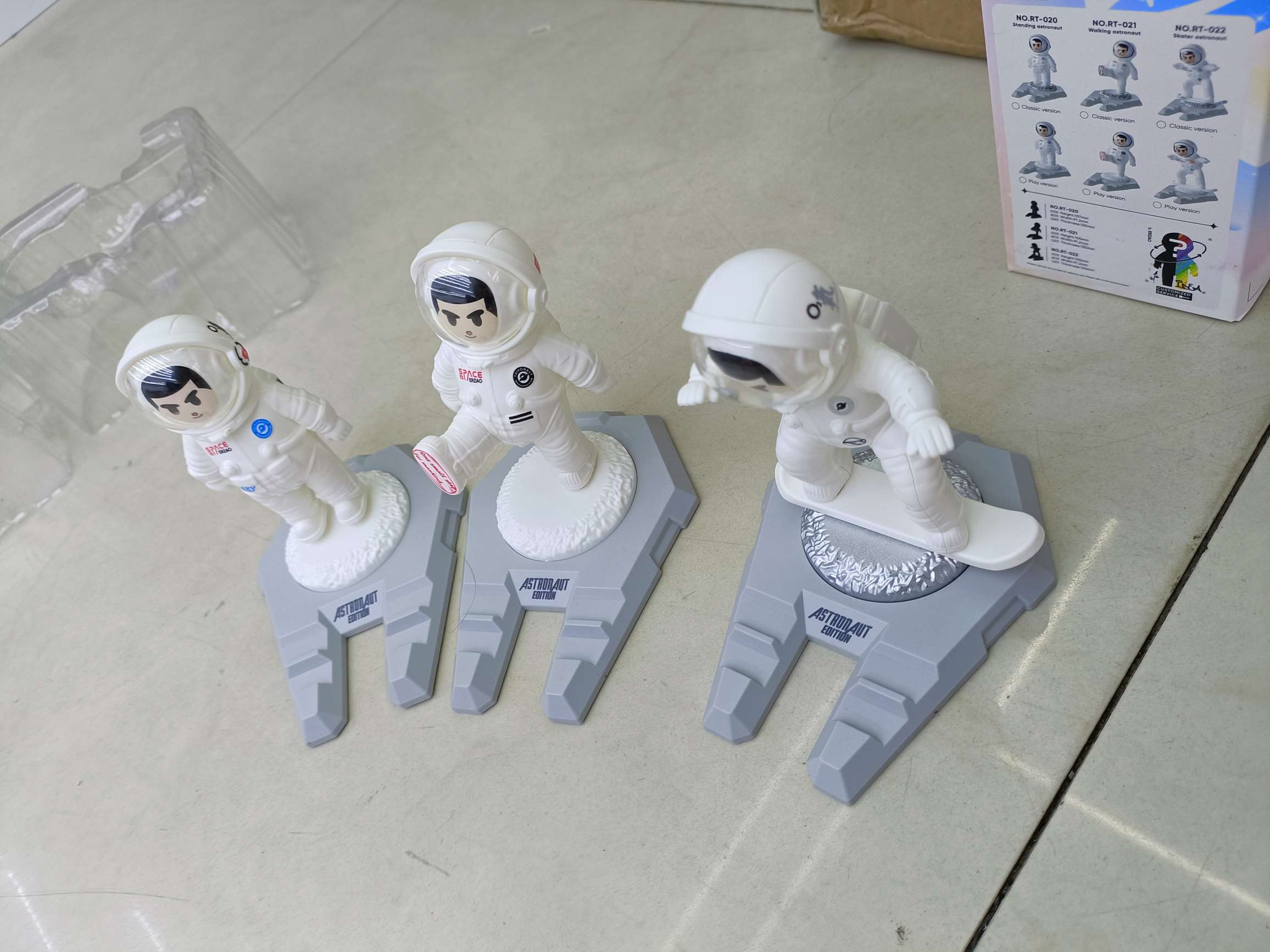 Standing astronaut stand/Stepping astronaut stand/Skateboarding astronaut stand Application Scenario