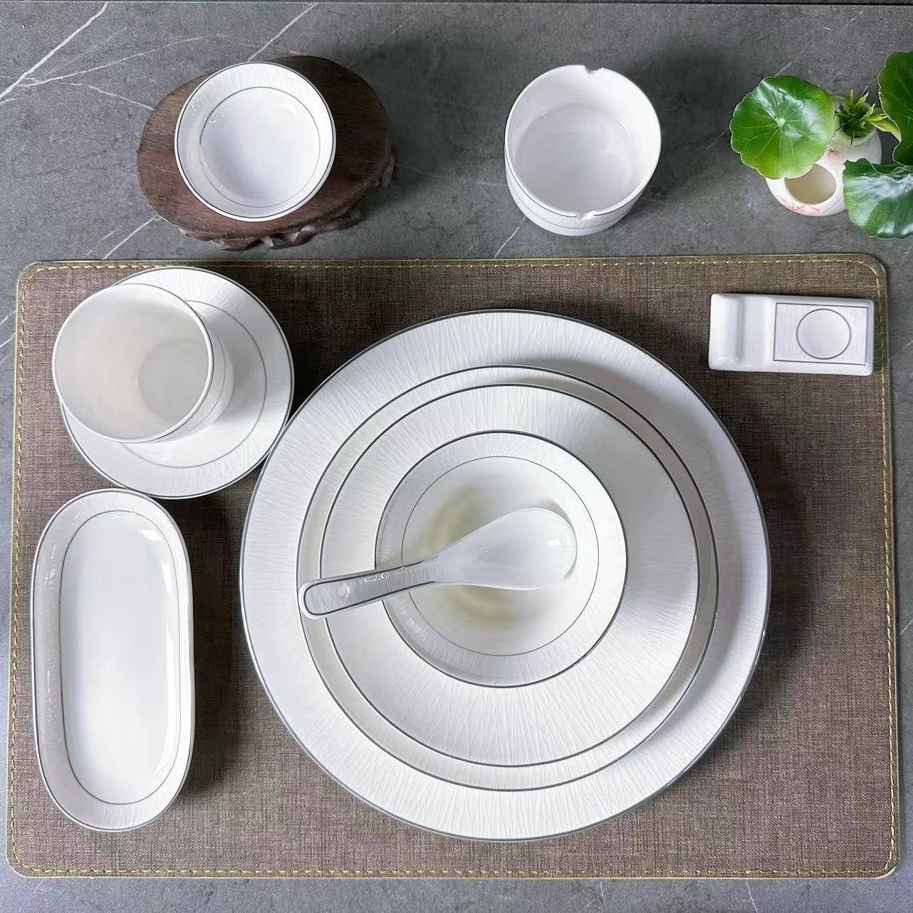 Silver-edge cypress Series ceramic tableware set. The silver-edge embossed dark pattern design is exquisite and versatile. It is suitable for hotel tableware, commercial hotels and clubs details Picture