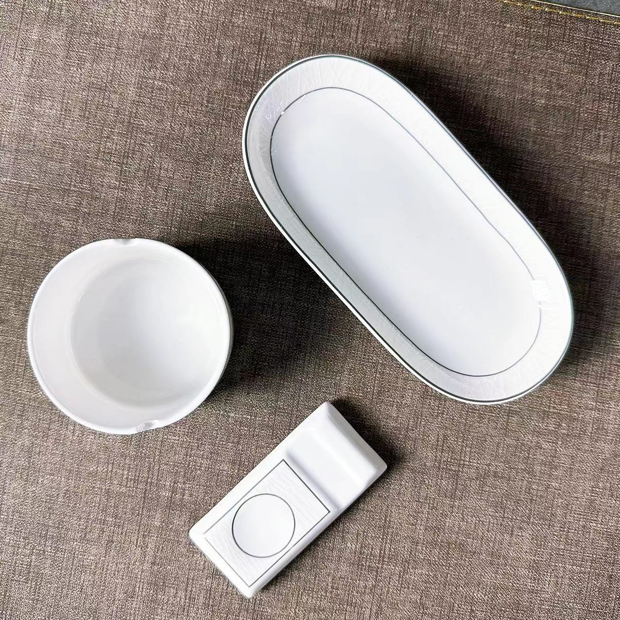 Silver-edge cypress Series ceramic tableware set. The silver-edge embossed dark pattern design is exquisite and versatile. It is suitable for hotel tableware, commercial hotels and clubs Application Scenario