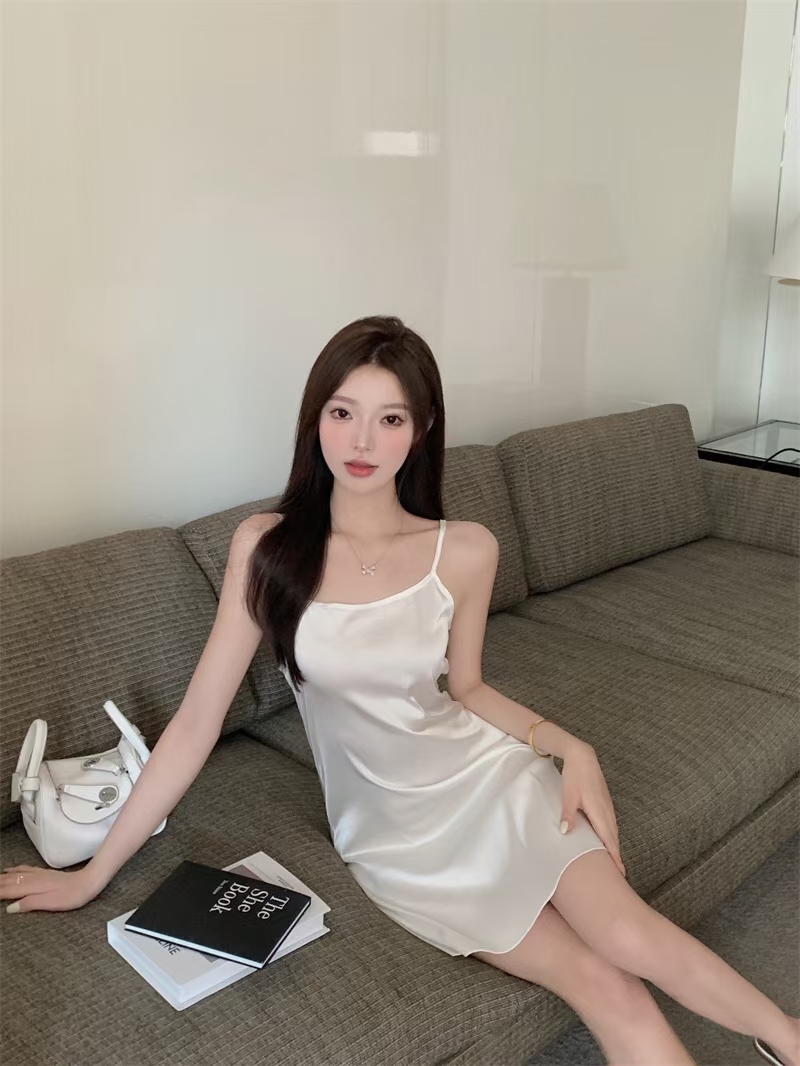 新款冰丝绸吊带睡衣，柔软舒适贴身设计