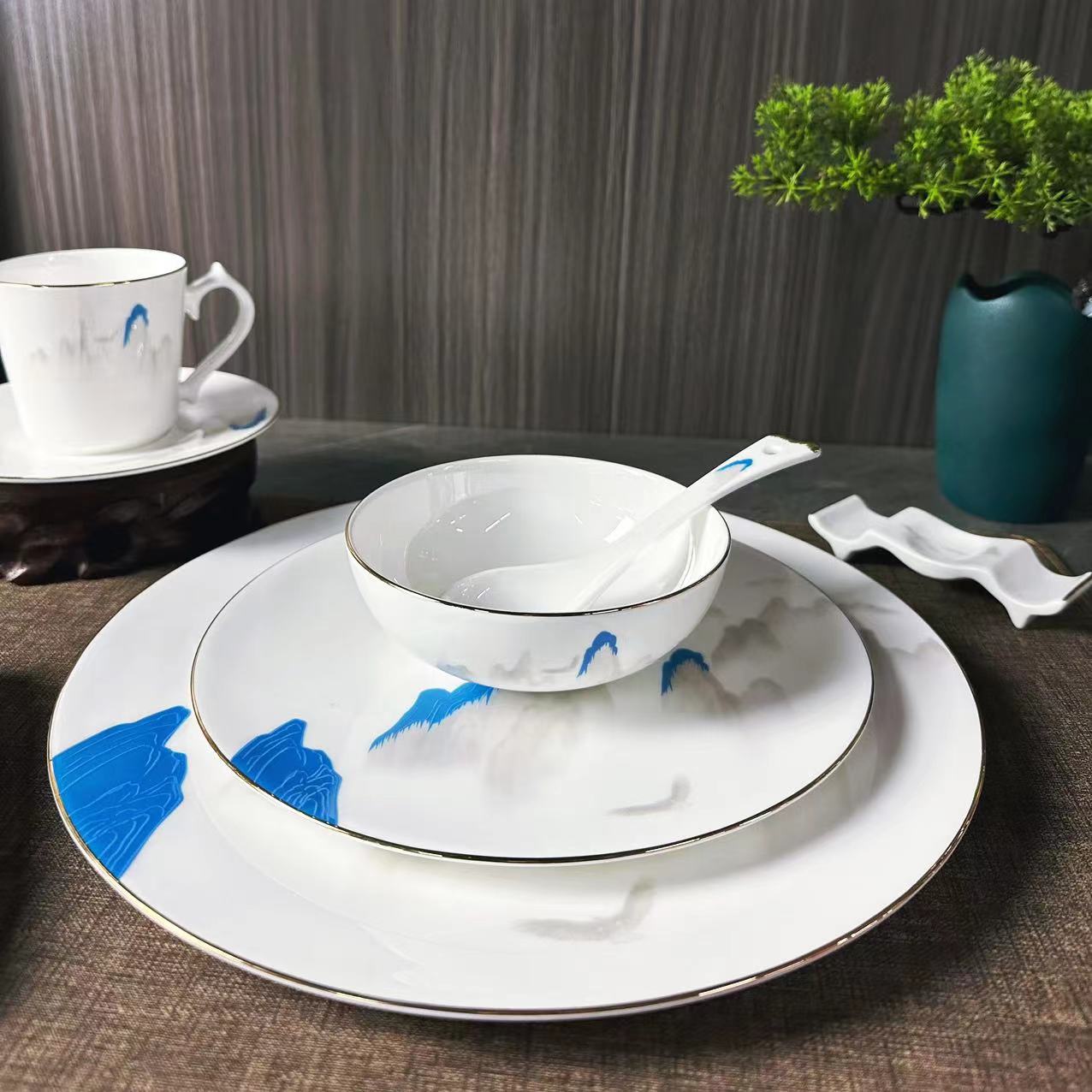 "Tian Gao Yun Dan Series High-end Gold-edge Ceramic Bone China Tableware Set, Chinese ink-wash traditional Chinese style applique print, suitable for hotels. Application Scenario