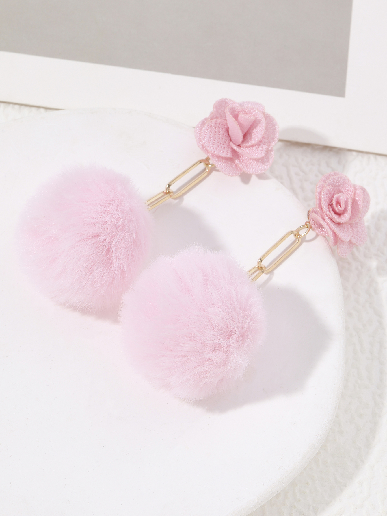 甜美粉色少女心耳环原创手工毛球秋冬耳饰千层花朵女款白底实物图