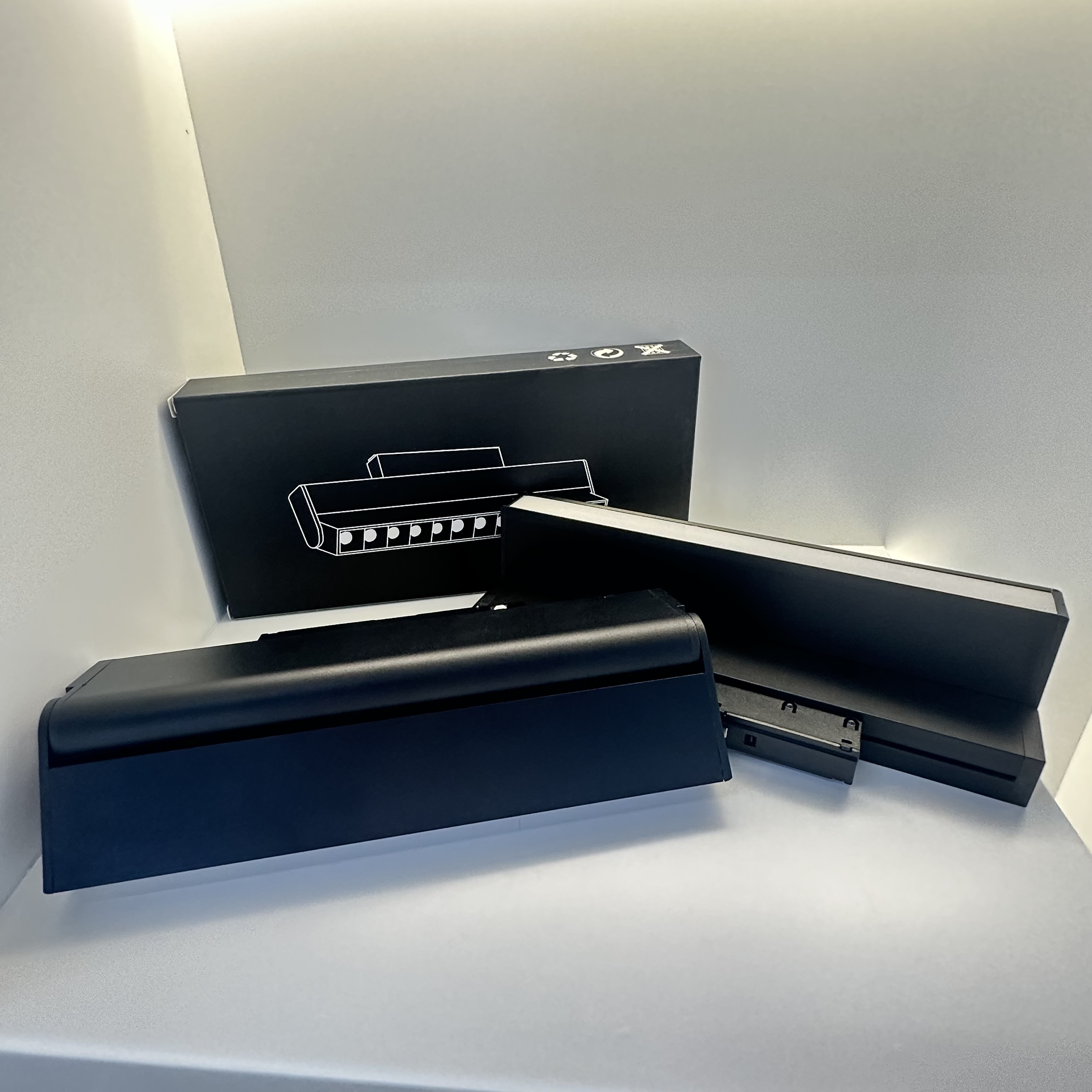 LED magnetic black track light, grille light, floodlight, spotlight, spotlight, strip light Item Picture