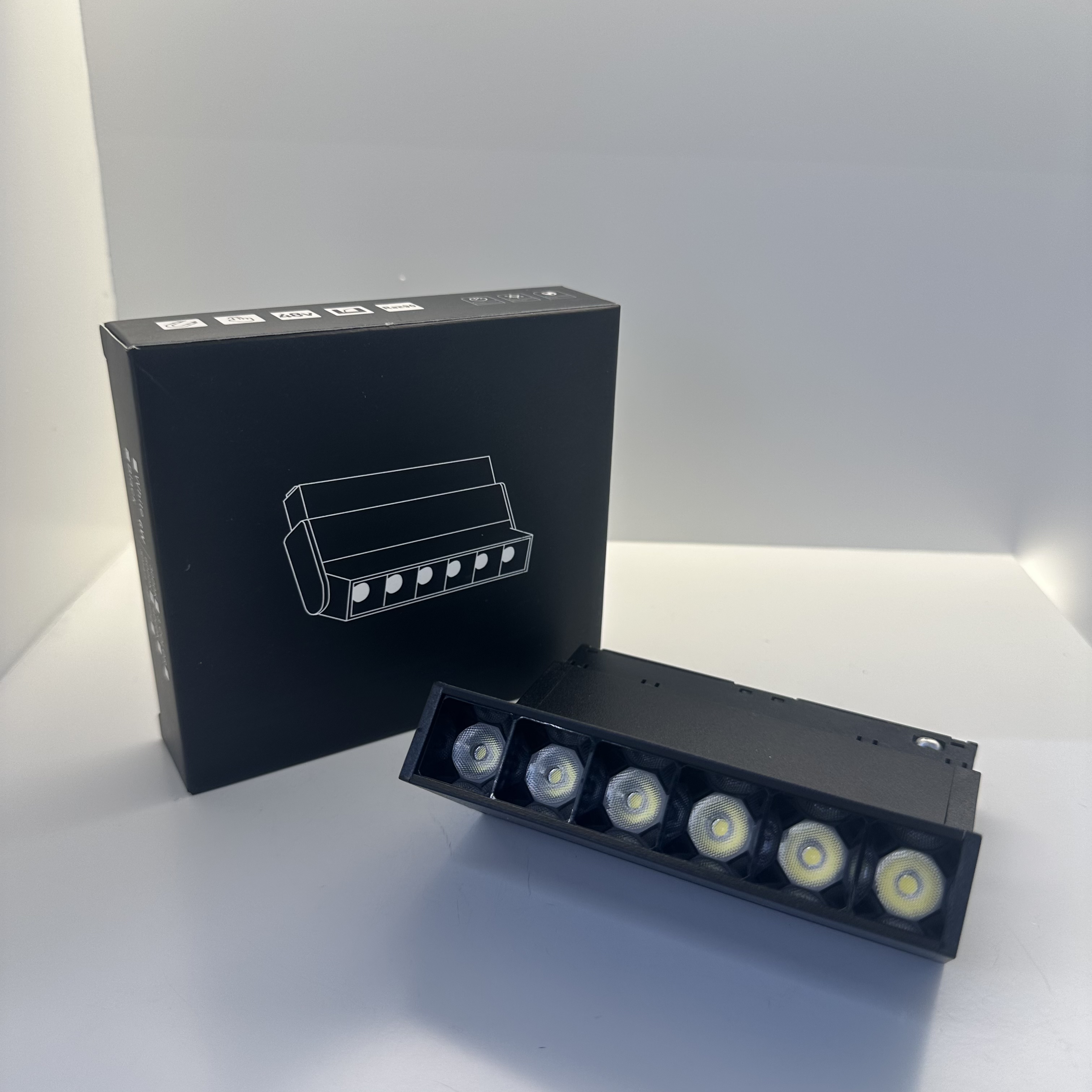 LED magnetic track light, grille light, floodlight, spotlight, spotlight, strip light Item Picture