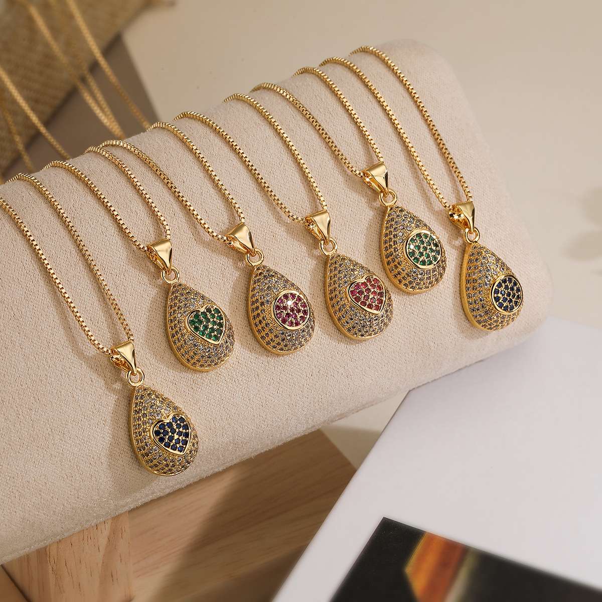A unique 18K gold-plated zircon water drop pendant necklace from Europe and America, a fashionable, light luxury and high-end collarbone chain for women pic 12