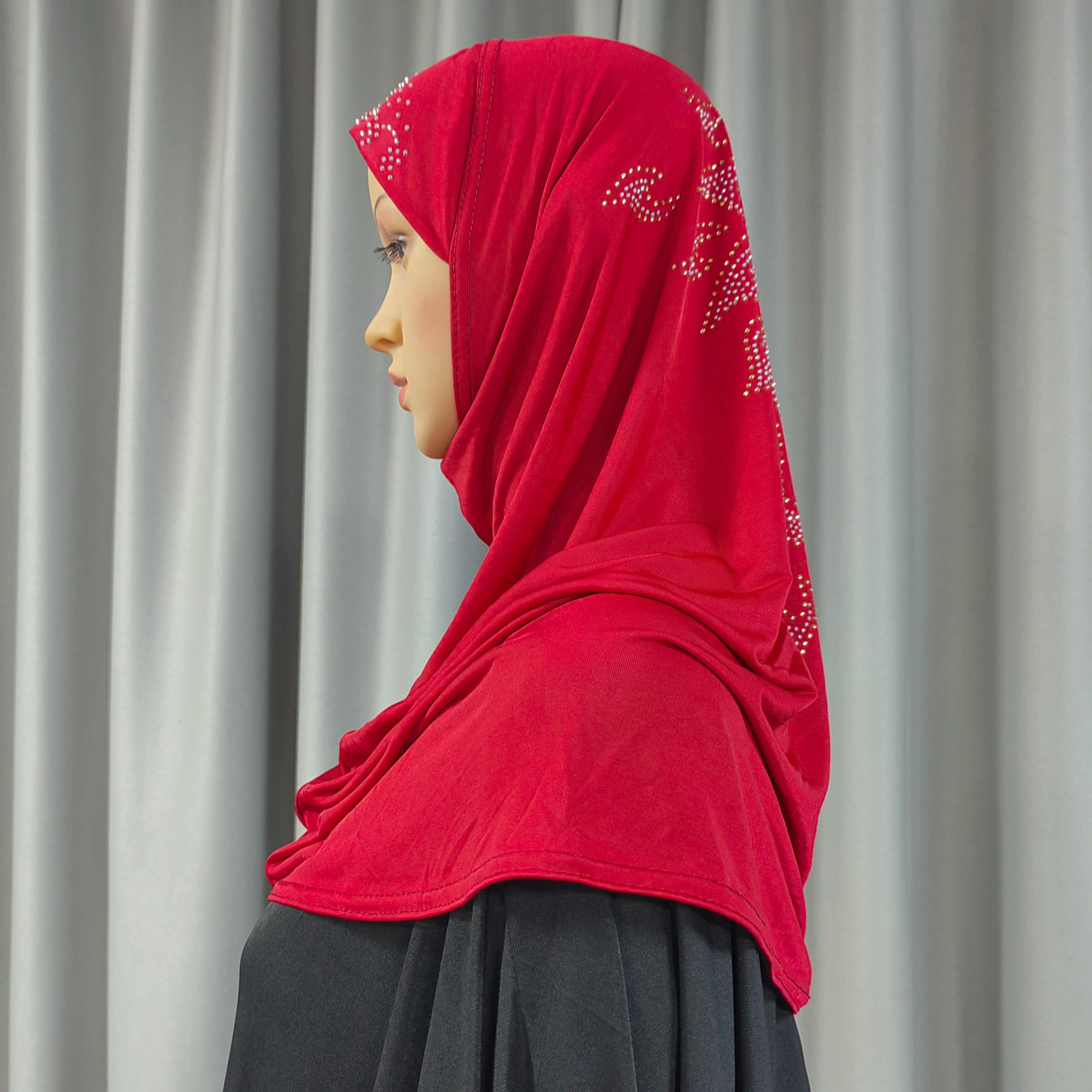 Elegant and fashionable headscarves are selling well. Muslim women's solid-color headscarves with lace, solid-color embossed diamonds, all sizes. Traditional daily ethnic style headscarves from Dubai Specification image