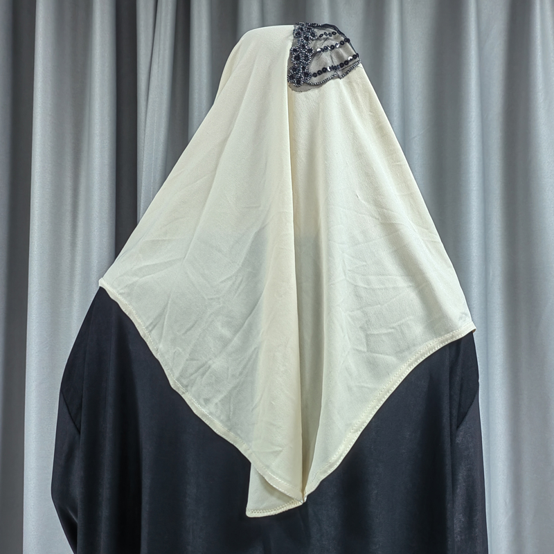 Elegant and fashionable headscarves are selling well. Muslim women's solid-color headscarf with lace, uniform size, traditional Dubai daily ethnic style headscarf in solid color with hot diamonds Application Scenario