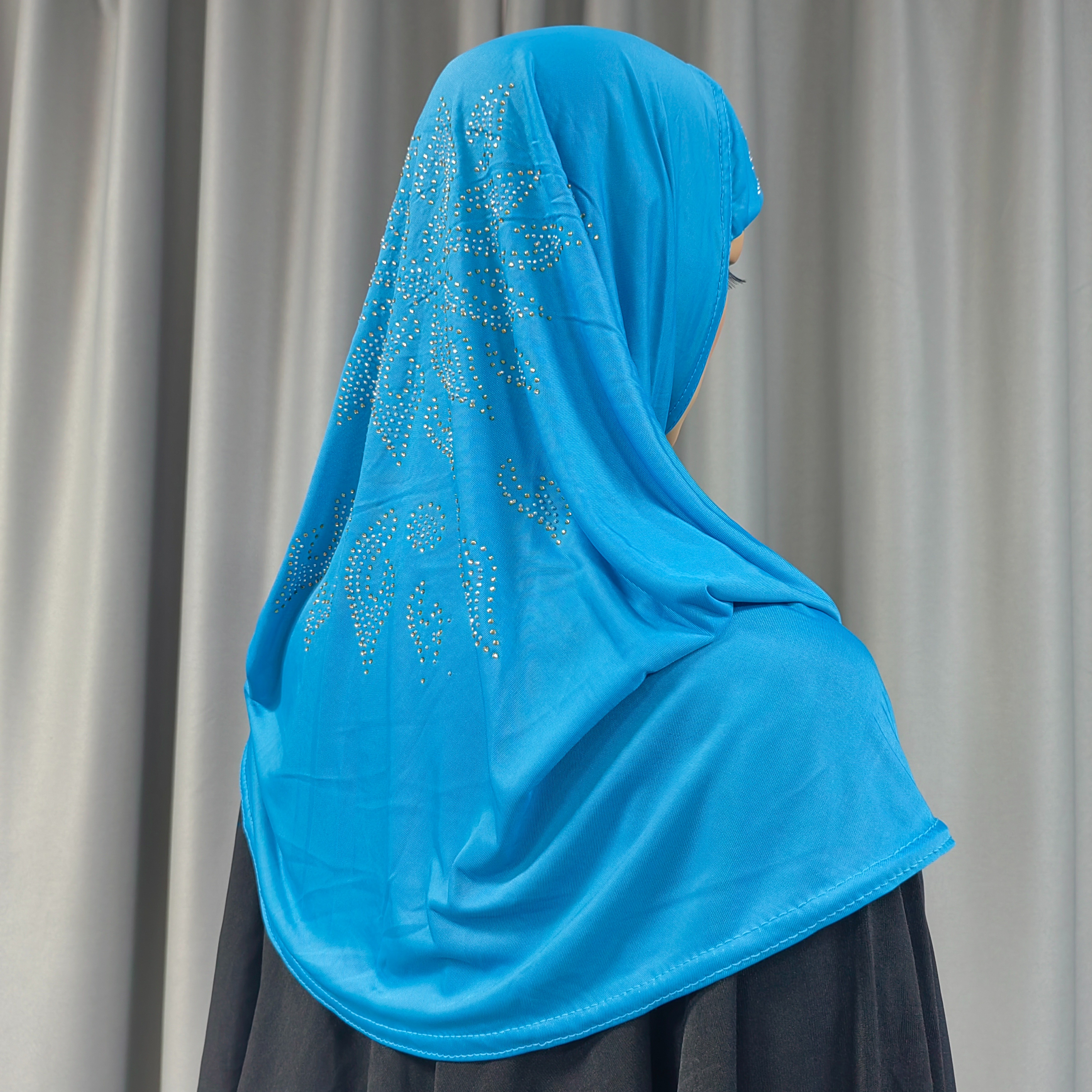 Elegant and fashionable headscarves are selling well. Muslim women's solid-color headscarves with lace, solid-color embossed diamonds, all sizes. Traditional daily ethnic style headscarves from Dubai details Picture