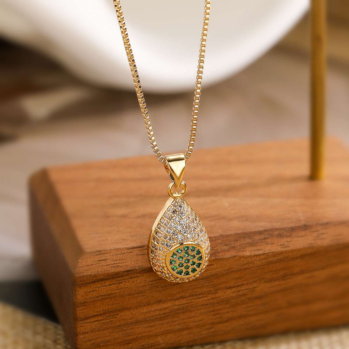 A unique 18K gold-plated zircon water drop pendant necklace from Europe and America, a fashionable, light luxury and high-end collarbone chain for women Application Scenario