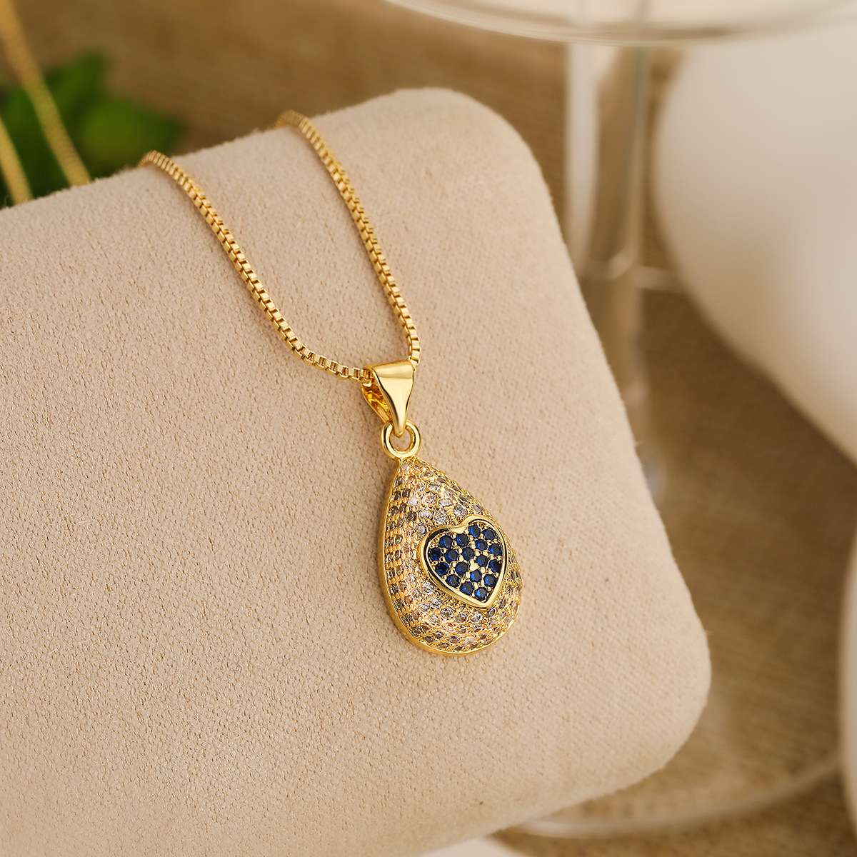 A unique 18K gold-plated zircon water drop pendant necklace from Europe and America, a fashionable, light luxury and high-end collarbone chain for women pic 4