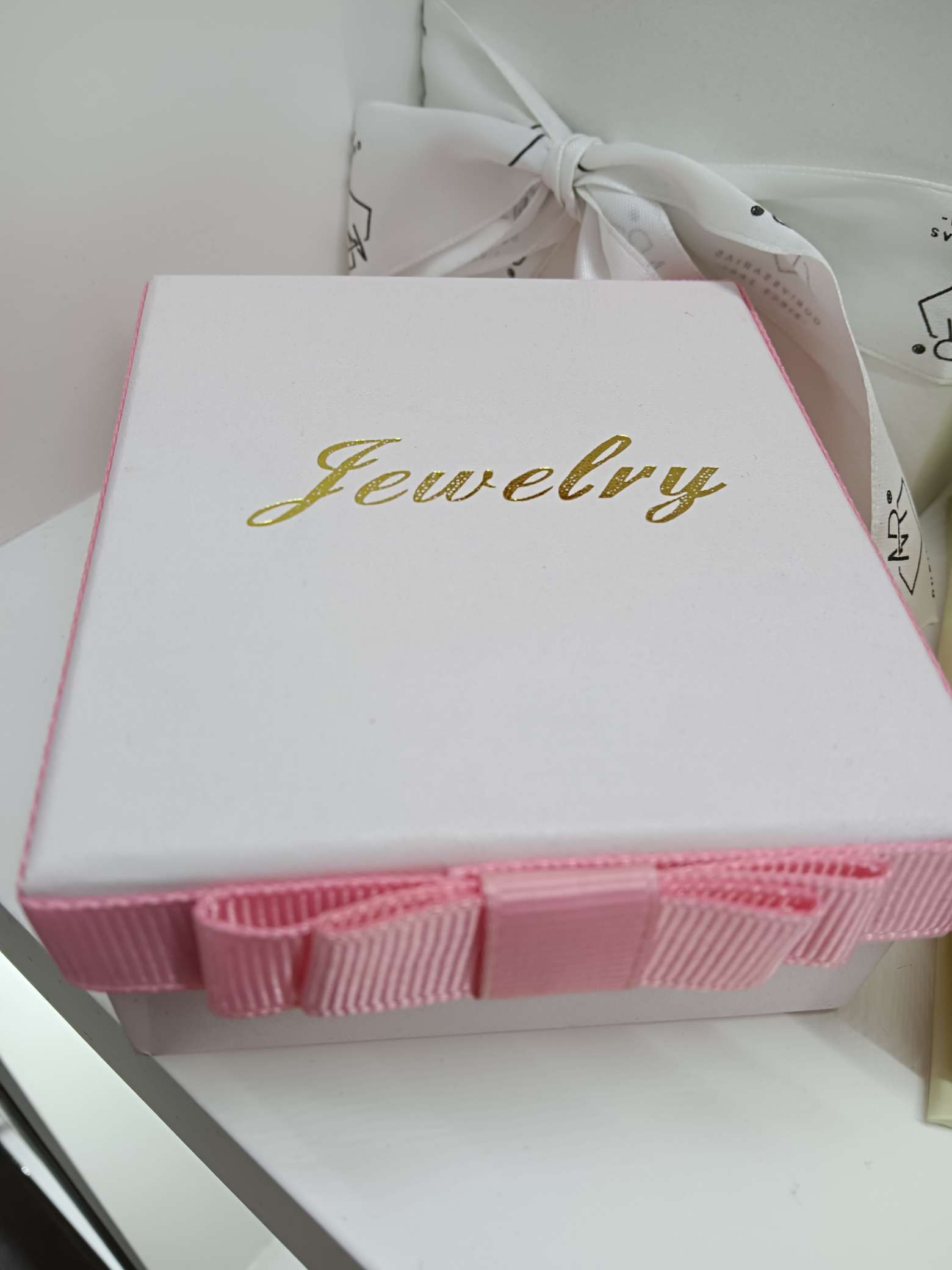 Factory direct sales of medium and high-end gift and jewelry boxes. Customization based on samples is available details Picture