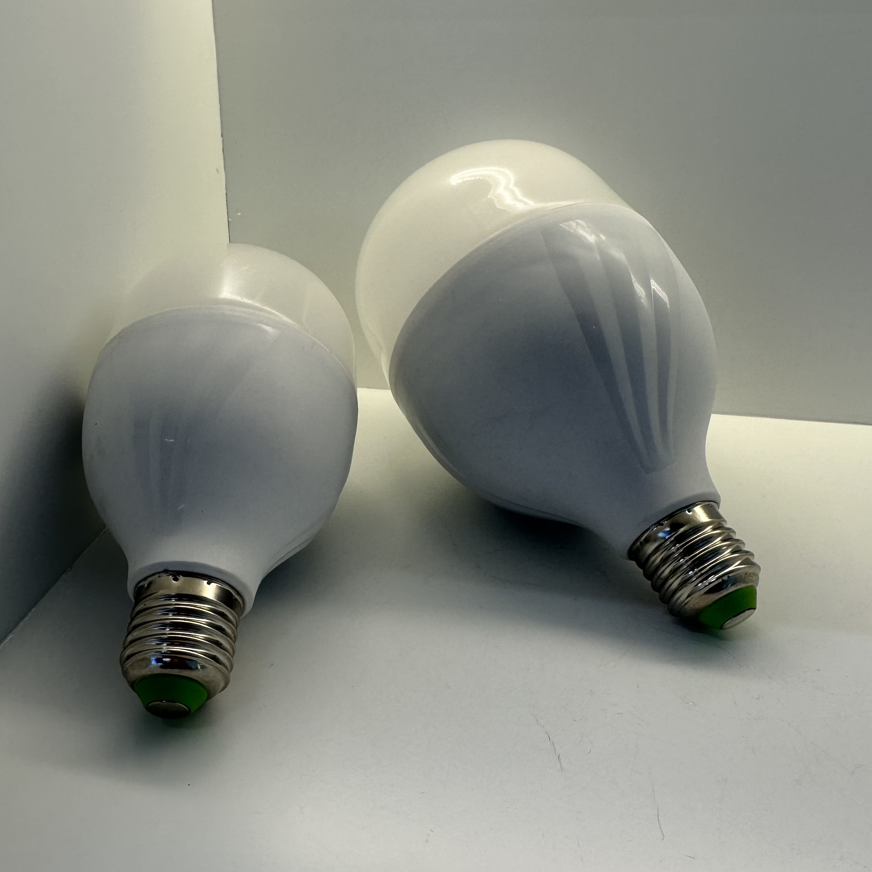 Lighting LED bulb emergency light, 3-inch to 7-inch, white and black Item Picture