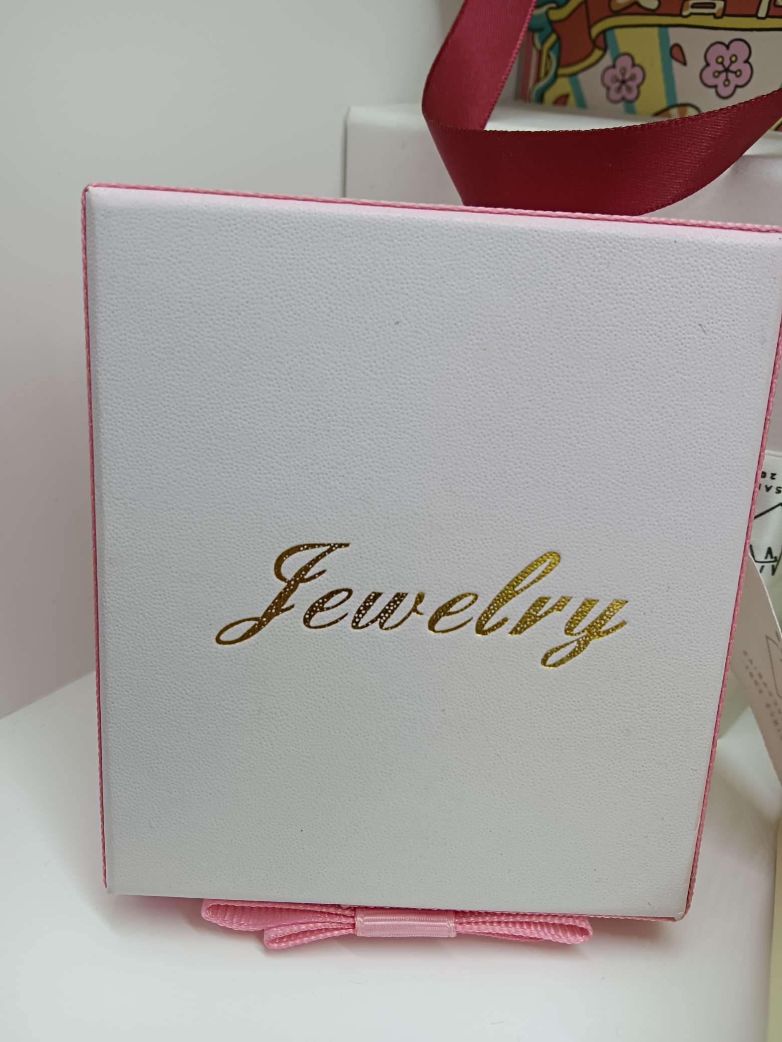 Factory direct sales of medium and high-end gift and jewelry boxes. Customization based on samples is available