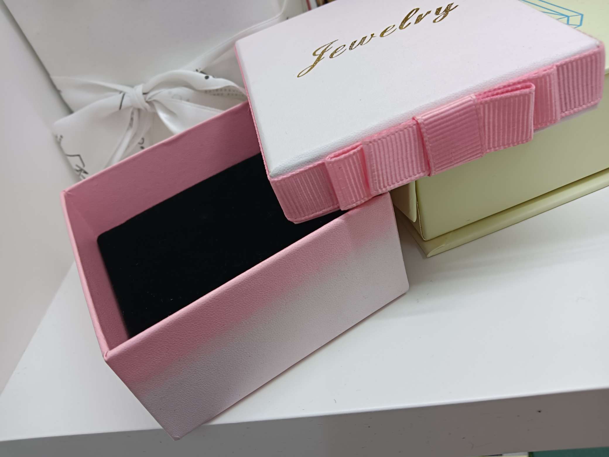 Factory direct sales of medium and high-end gift and jewelry boxes. Customization based on samples is available Application Scenario