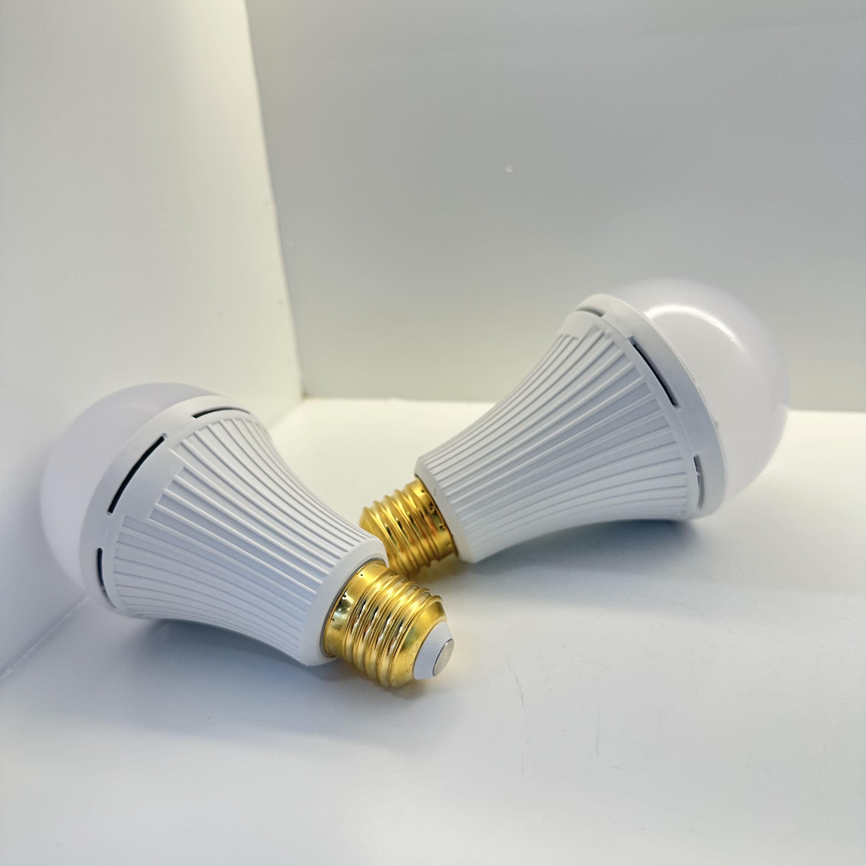 The 3-inch to 7-inch white LED bulb emergency light for lighting