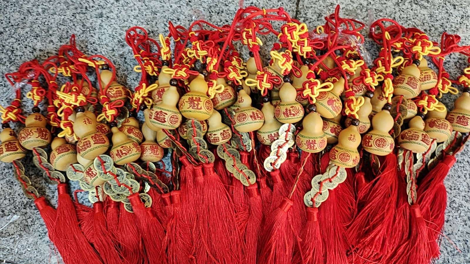 The blue tassel Chinese knot pendant with a peace gourd symbolizes peace, happiness, prosperity, good fortune, and the attraction of wealth and blessings Item Picture