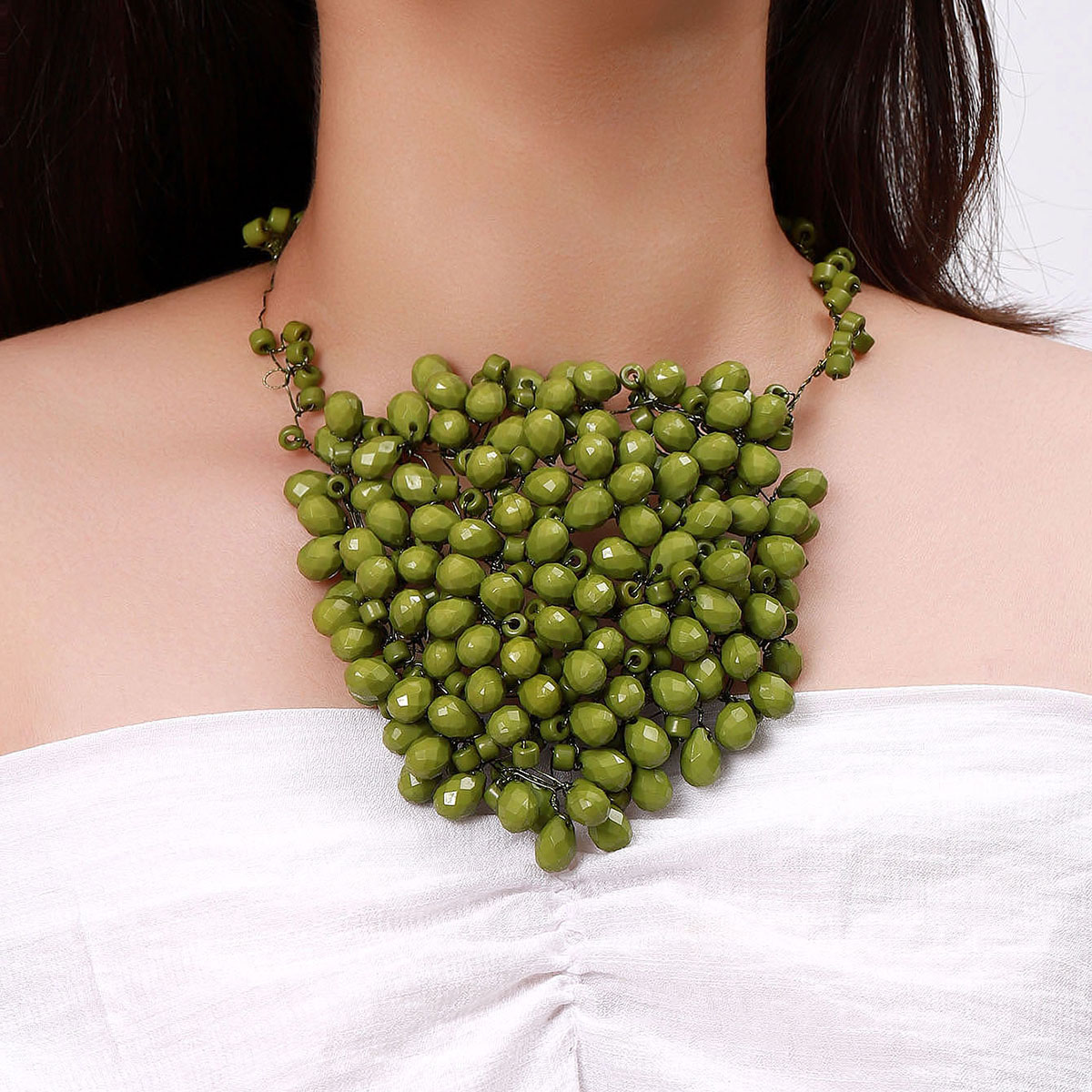 A new wine red necklace in European and American fashion, a versatile collarbone chain accessory with ethnic style for summer Application Scenario