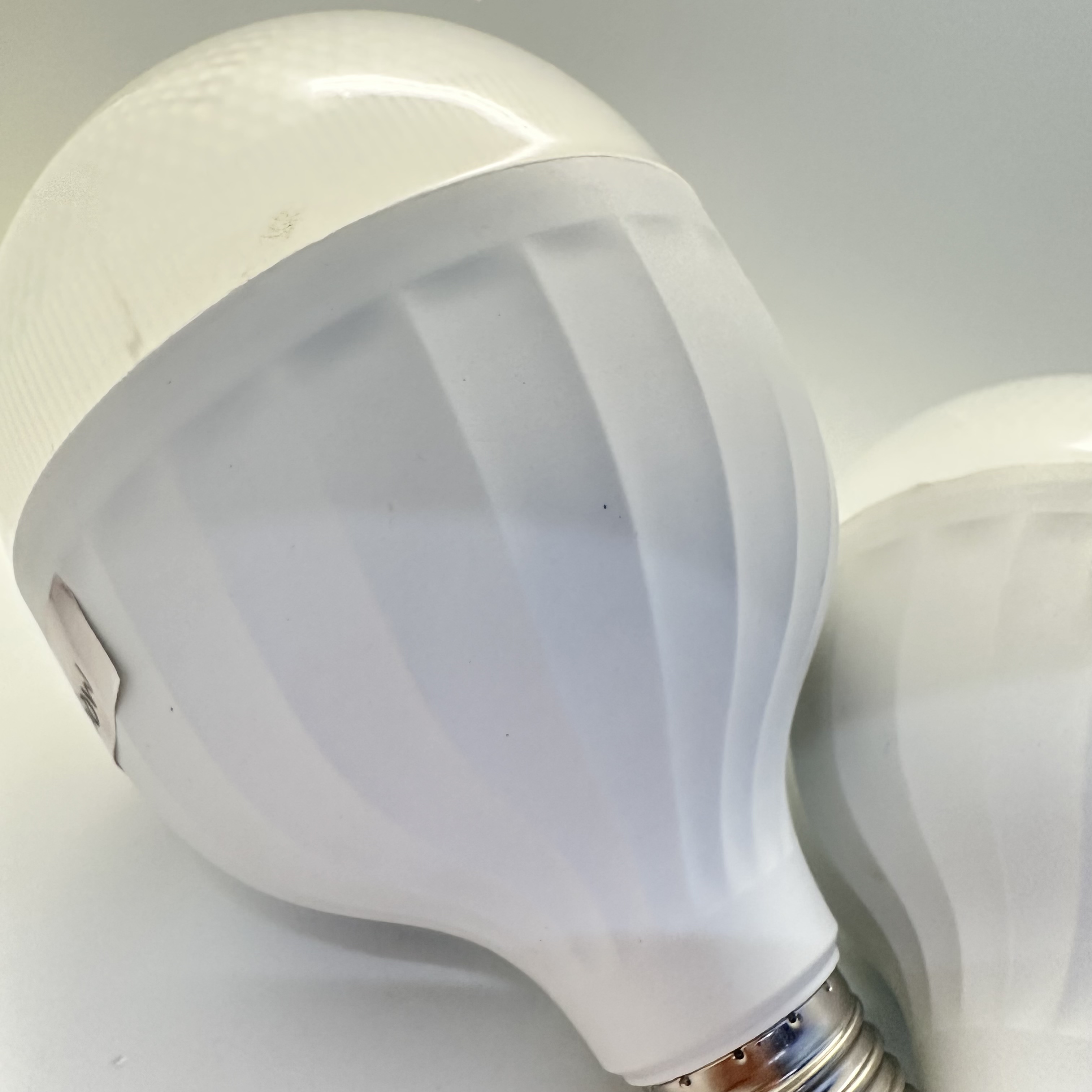 Three-inch, five-inch and seven-inch white LED bulbs for lighting details Picture