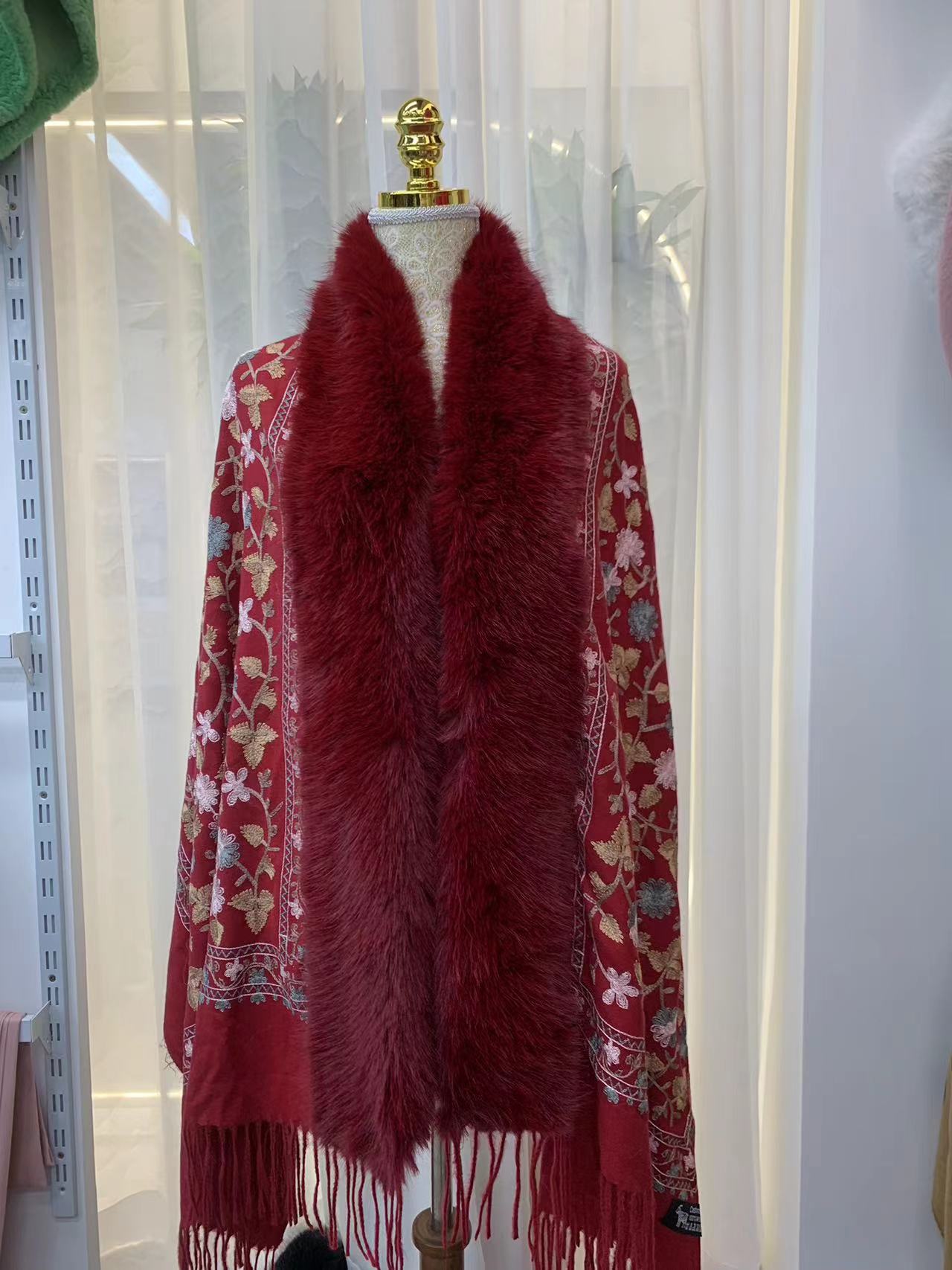 2022 Faux fur fur collar shawl, bride cheongsam shawl, embroidered shawl, autumn and winter fox fur shawl for export Specification image