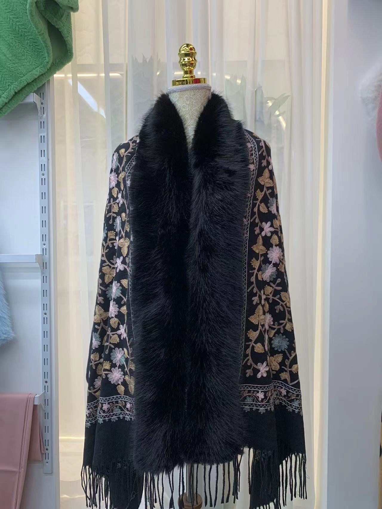 2022 Faux fur fur collar shawl, bride cheongsam shawl, embroidered shawl, autumn and winter fox fur shawl for export Application Scenario