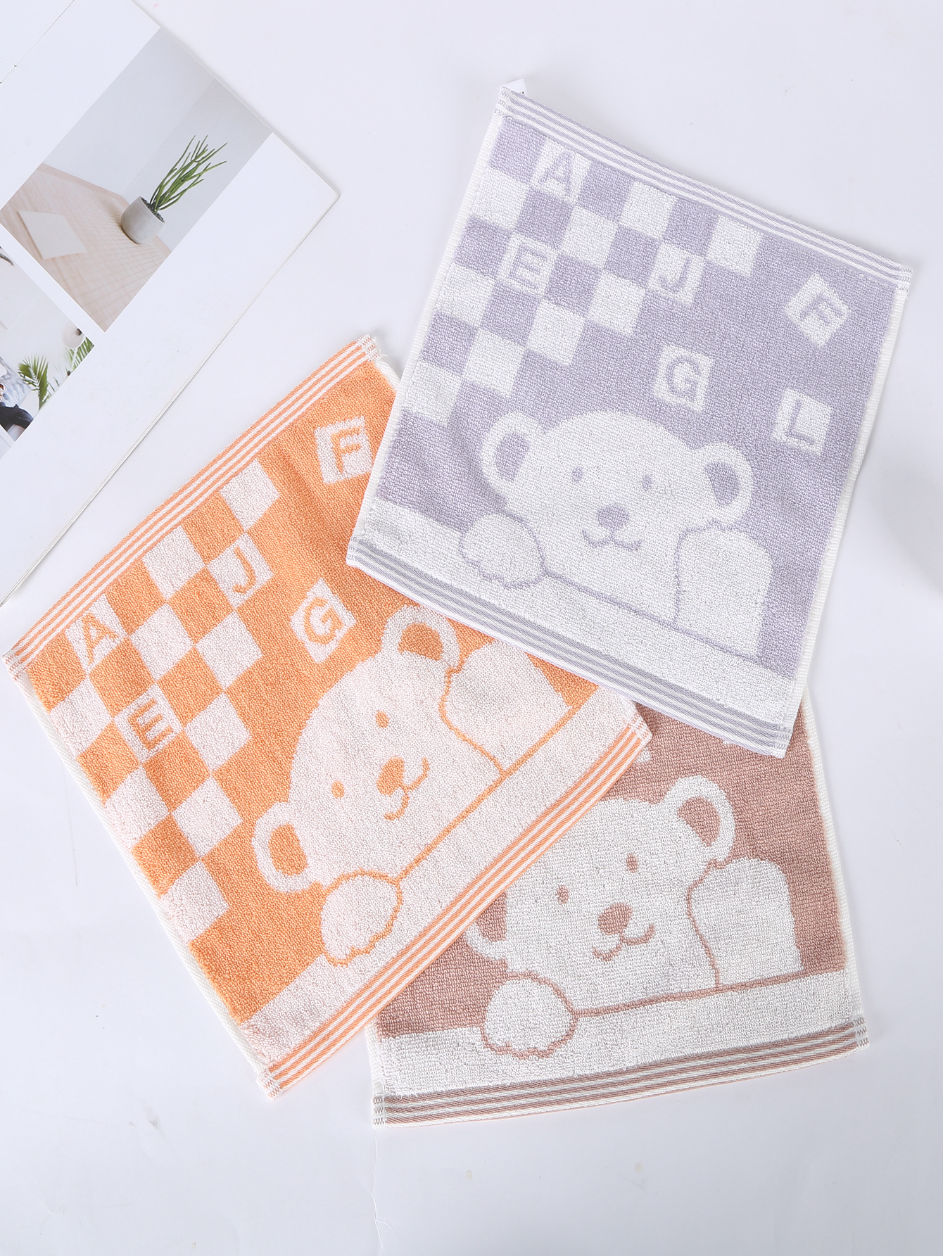 Xi Qiu Towel Letter Bear Small Square towel Application Scenario