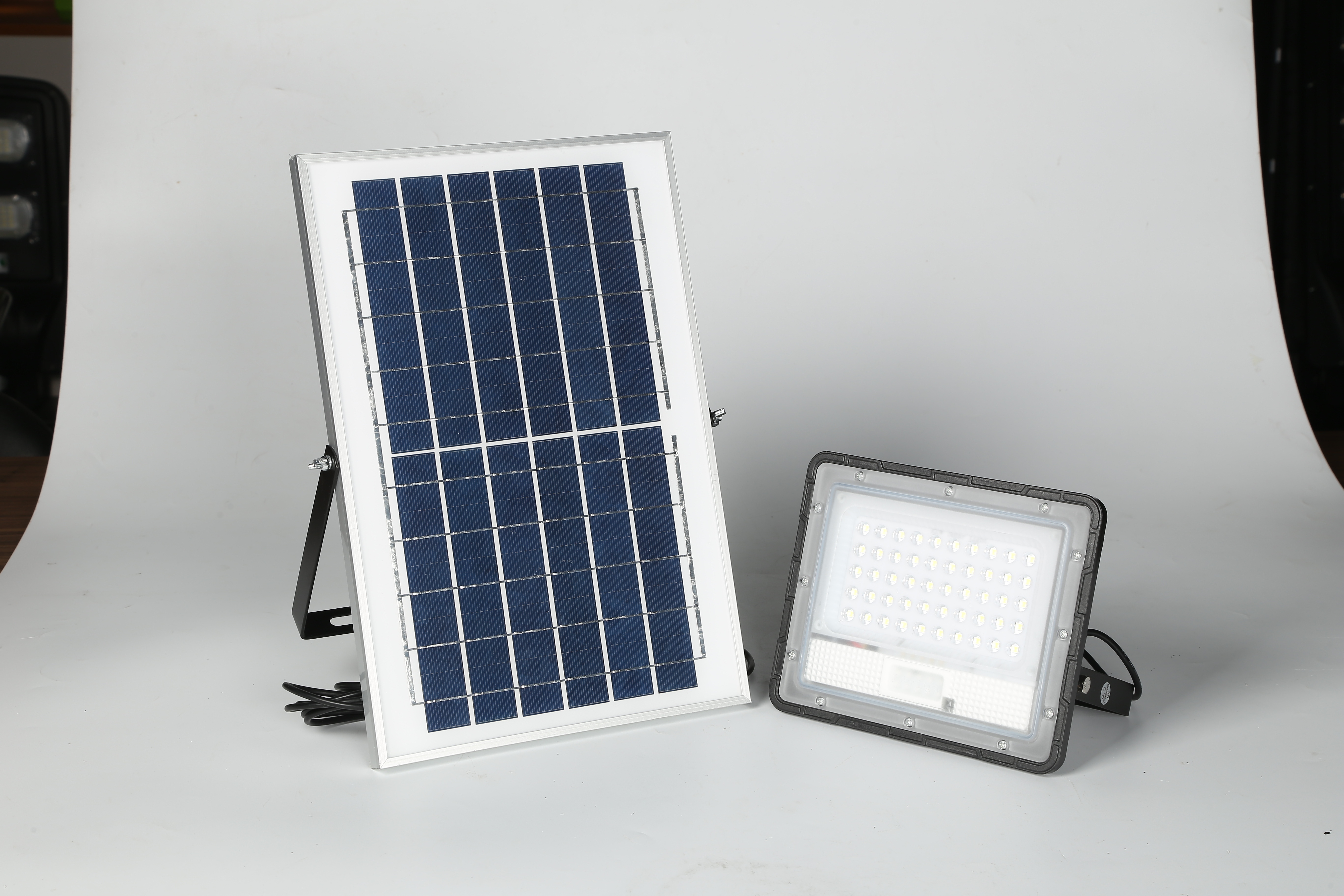 Factory Direct Solar Floodlight Factory Direct Sales New Rural Outdoor Project Split Floodlight Application Scenario