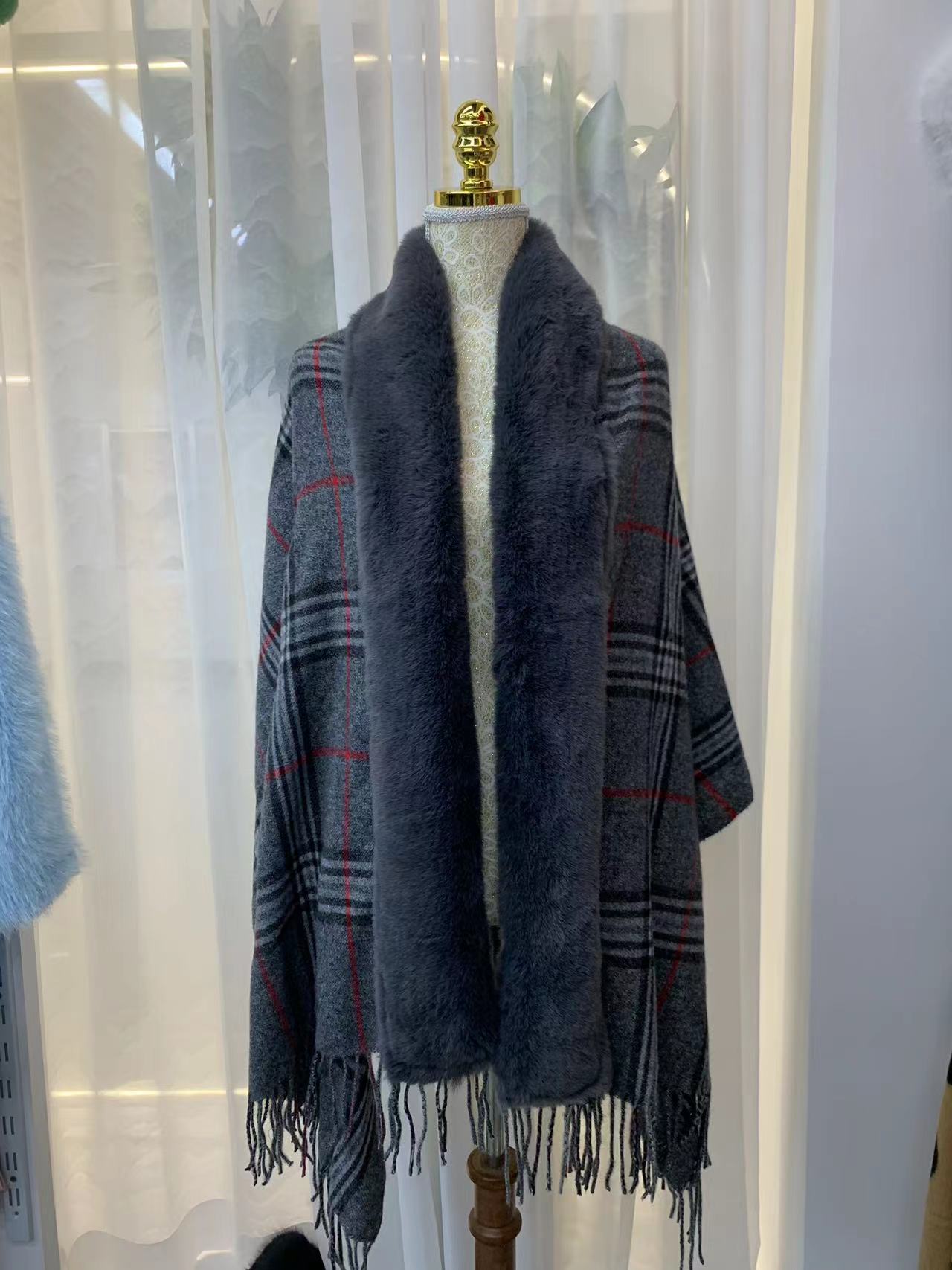 2023 Winter New Shawl Plus Fox Fur Collar Fake Fur Collar Design Check Pattern Application Scenario