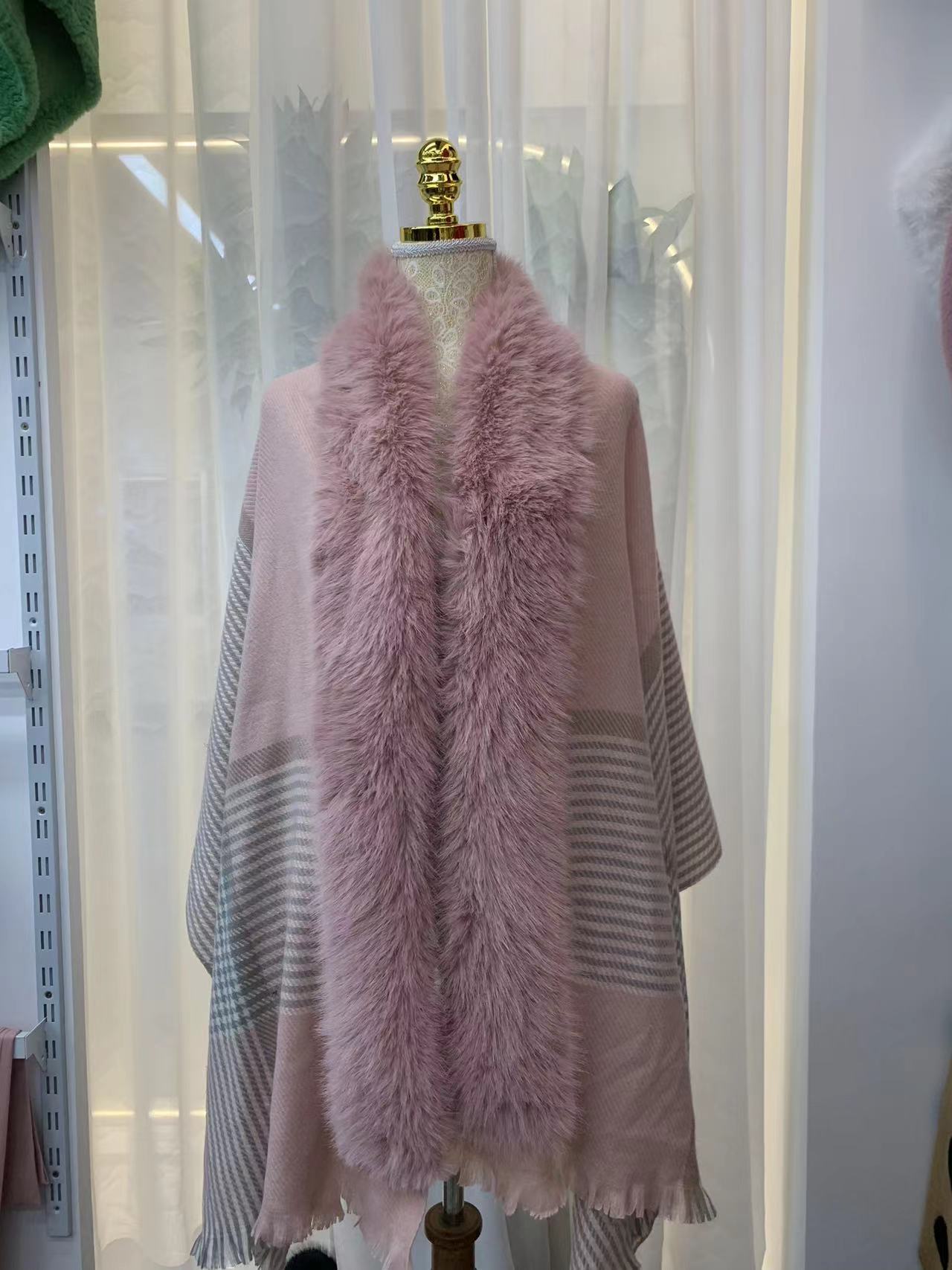 2023 Winter New Shawl Plus Fox Fur Collar Fake Fur Collar Design Check Pattern details Picture