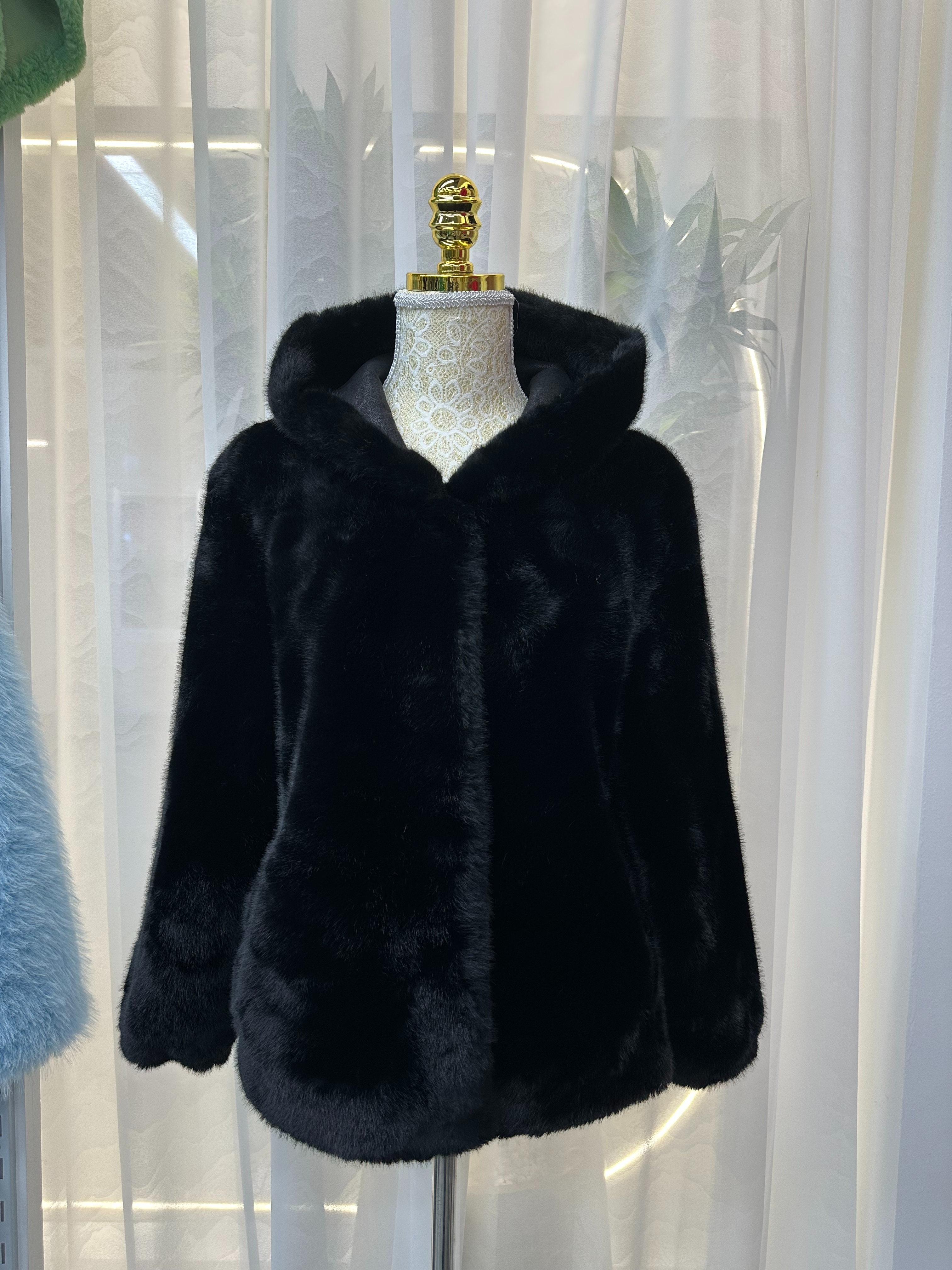 Autumnwinter New Woolen Coat Hooded Fur Coat Fashion Trend Application Scenario