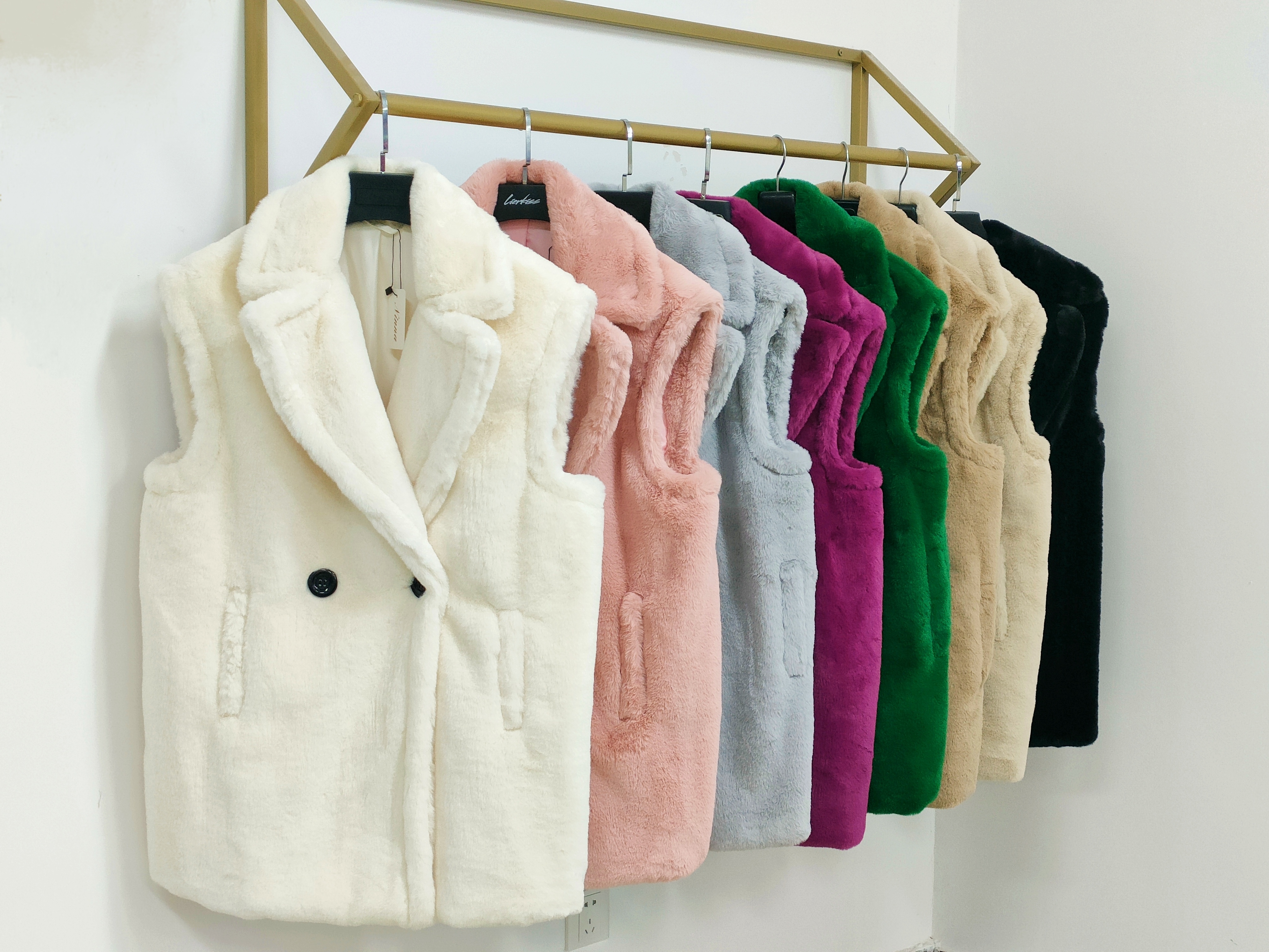 The New Trend Fashion Imitation Fur Vest Coat Is Elegant And Stylish Yet Soft And Comfortable