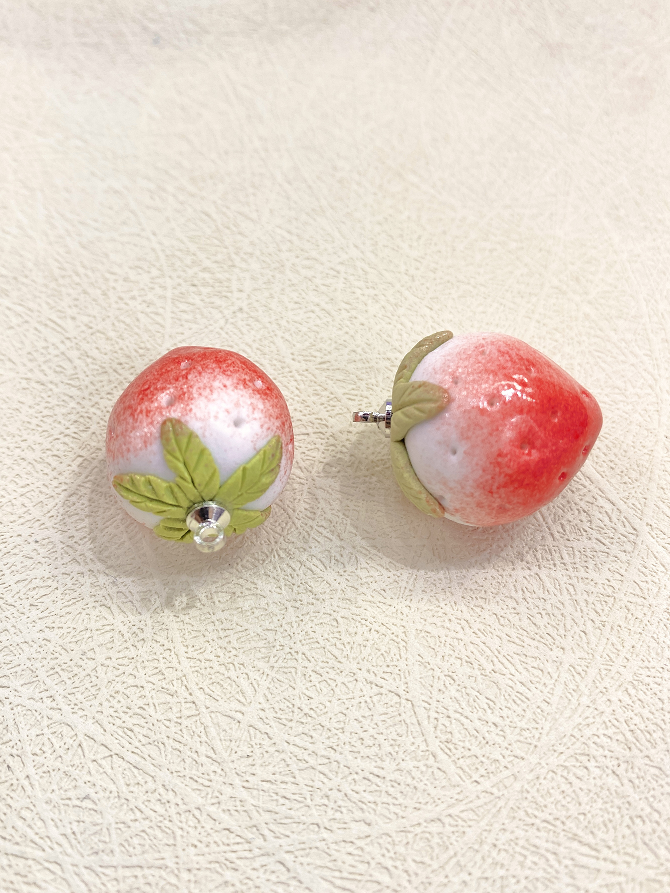 Ceramic Three-Dimensional Strawberry Handmade Hand-Painted Pendant Loose Beads Specification drawing