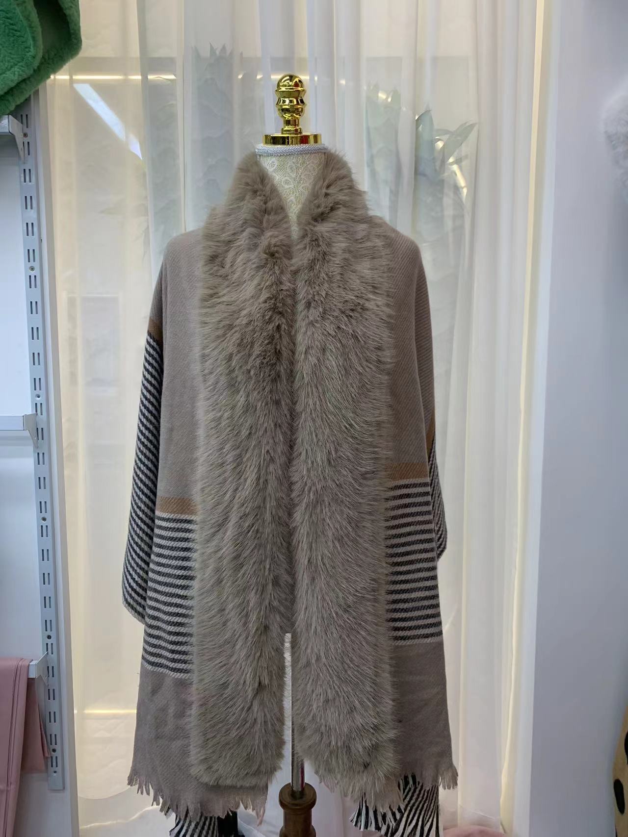 2023 Winter New Shawl Plus Fox Fur Collar Fake Fur Collar Design Check Pattern Specification drawing