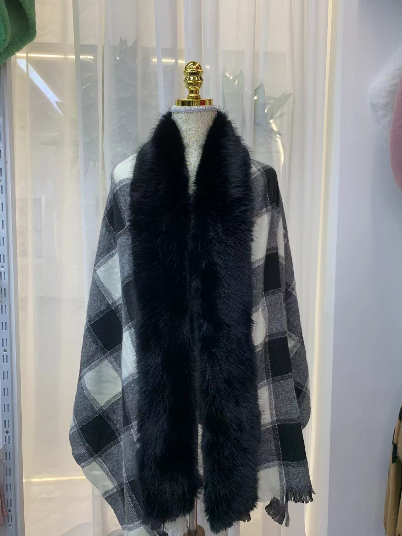 2023 Winter New Shawl Plus Fox Fur Collar Fake Fur Collar Design Check Pattern Item Picture