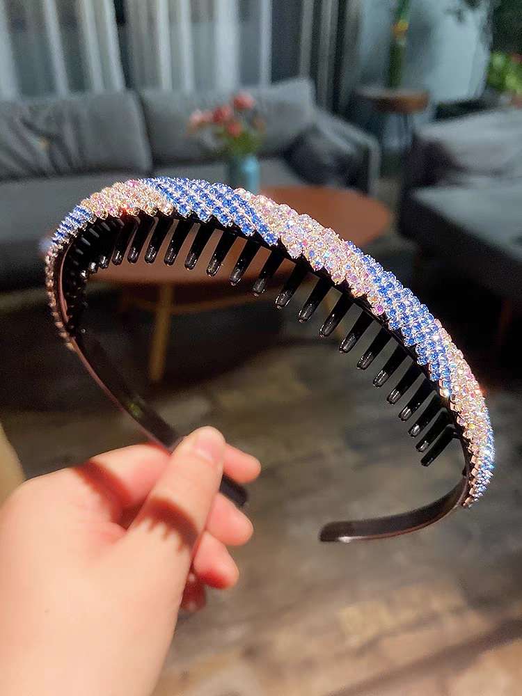 A simple hairband for women to wash their faces, a toothed anti-slip hair clip, a hairpin for breaking hair, a summer headwear Application Scenario