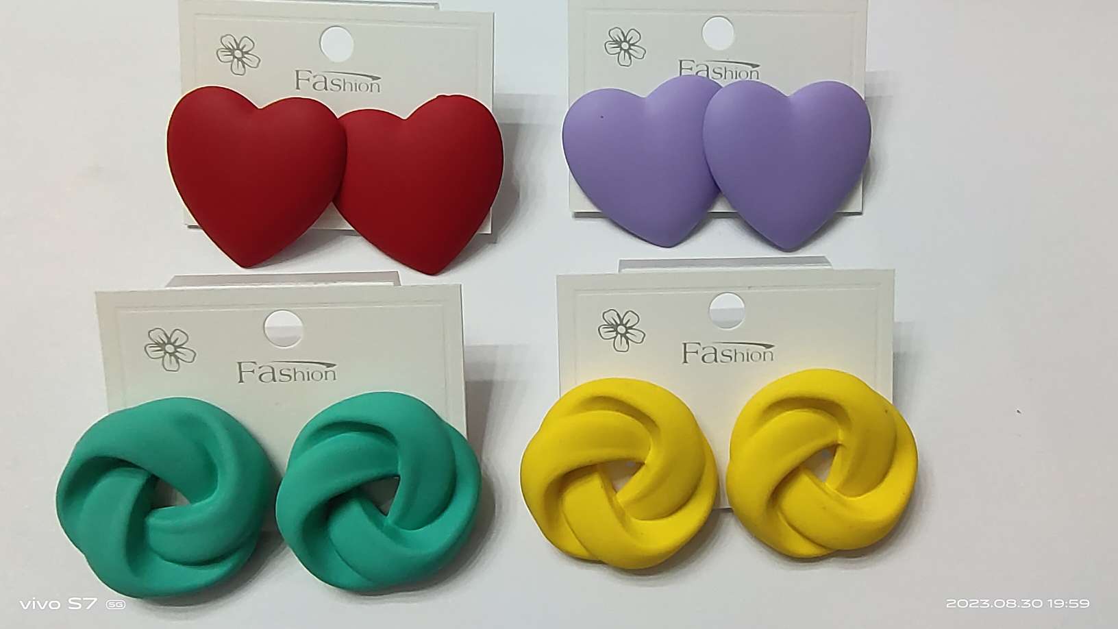 五彩缤纷橡皮漆效果彩色系列桃心形状，圆形，正方形状等，颜色有粉，白，大红，绿，湖蓝，宝蓝，黑色，款式4870——1002