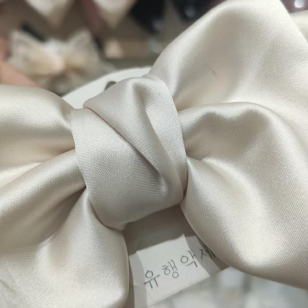 实拍白色缎面丝绸光滑触感双层蝴蝶结发夹弹簧夹头饰头脑勺公主                               