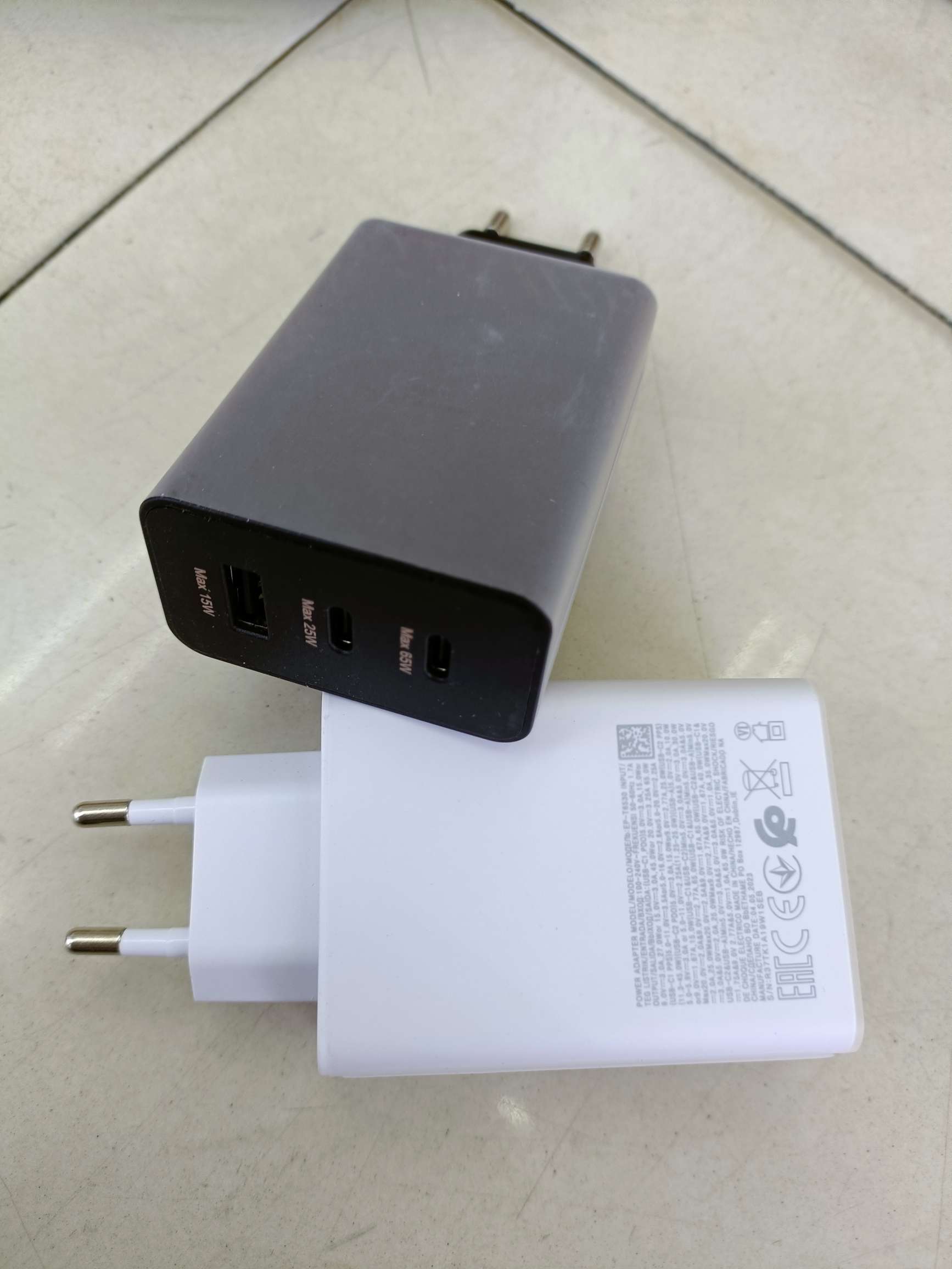 S23 dual PD+USB charging head Mobile charging head supports Samsung mobile phone fast charging Item Picture