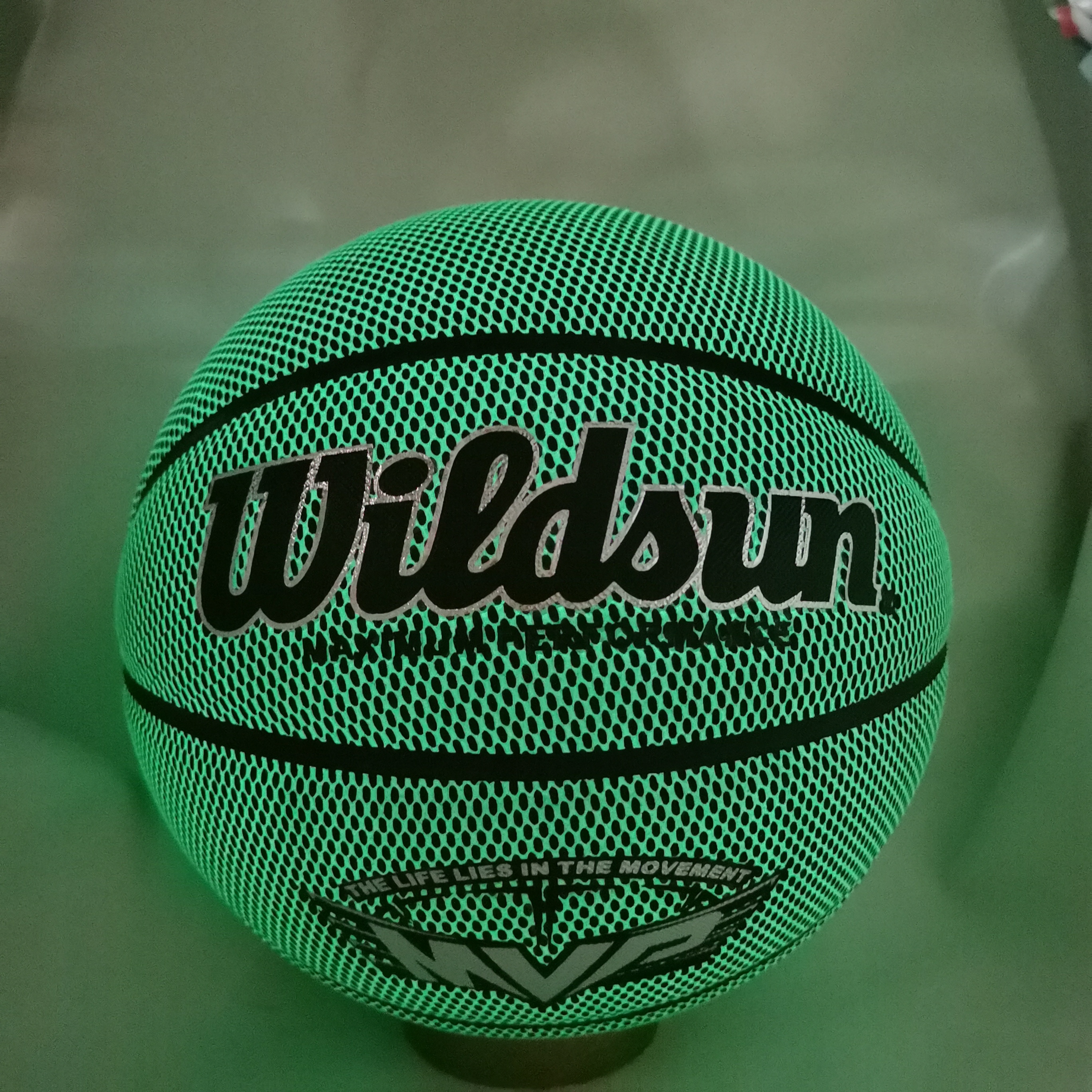 Yiwu Basketball Factory directly sells Widsun No. 7 adult standard PU luminous basketball. It has a good hand feel, is wear-resistant and anti-slip. It is a special basketball for student and adult campus training and competitions. Customizable logos are available Application Scenario