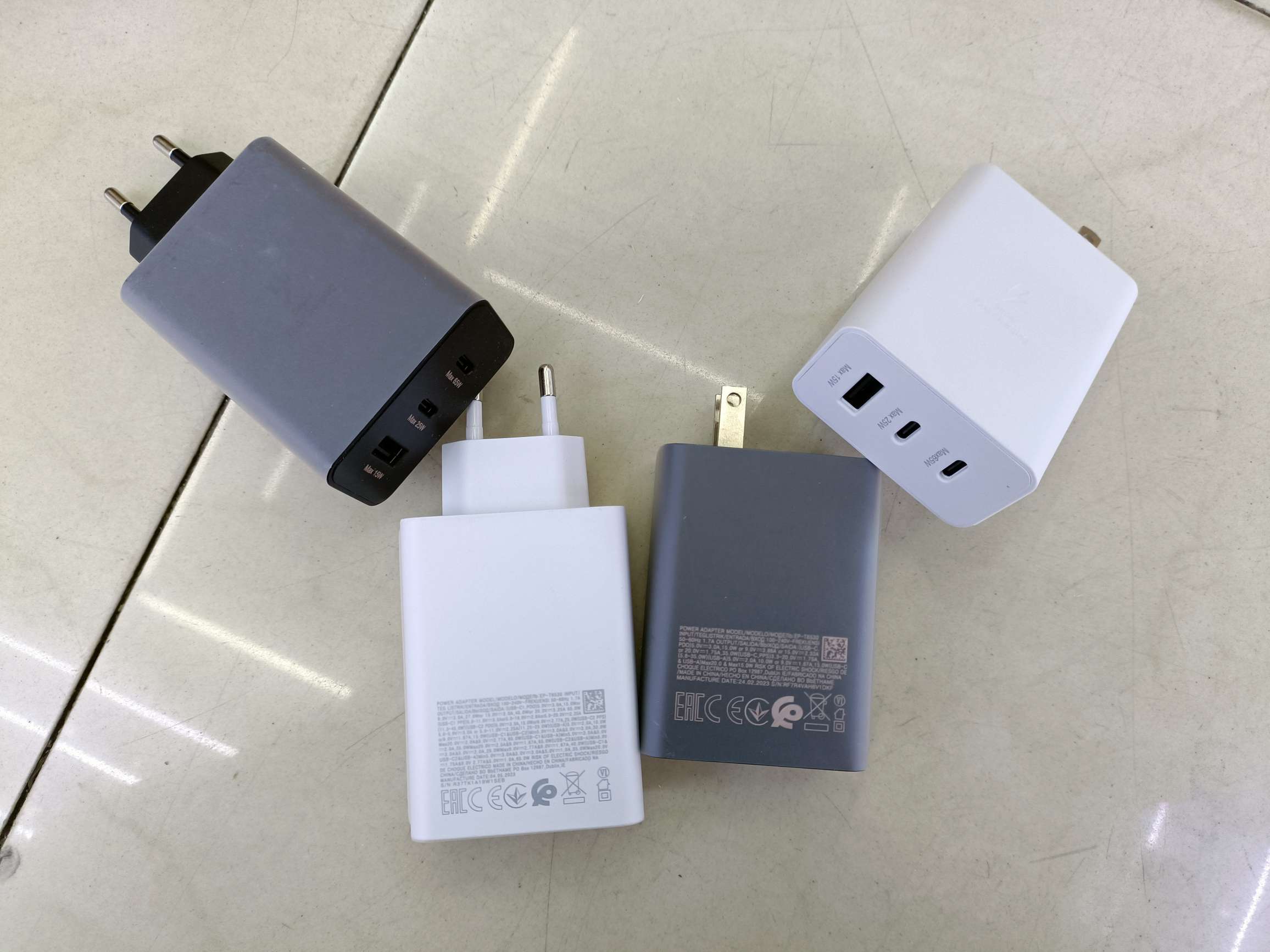 S23 dual PD+USB charging head Mobile charging head supports Samsung mobile phone fast charging full figure